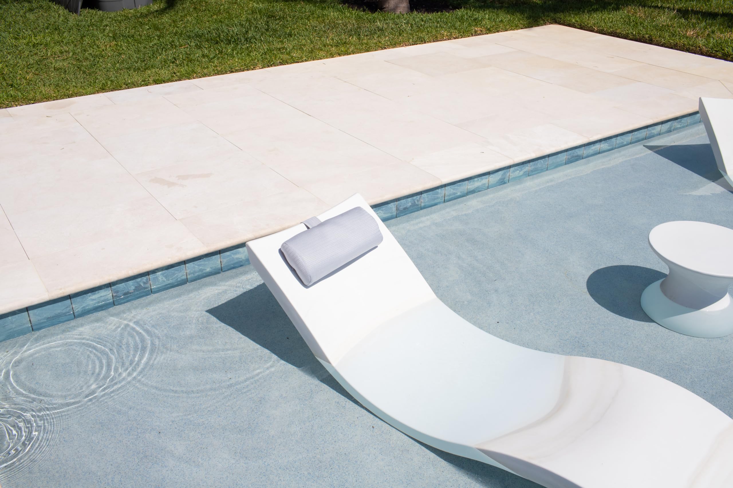 Headrest Pillow For Patio Chaise Lounge, In Pool Lounger On Ledge With Non-Slip Weighted Tail And Cellphone Pocket, Quick Drying