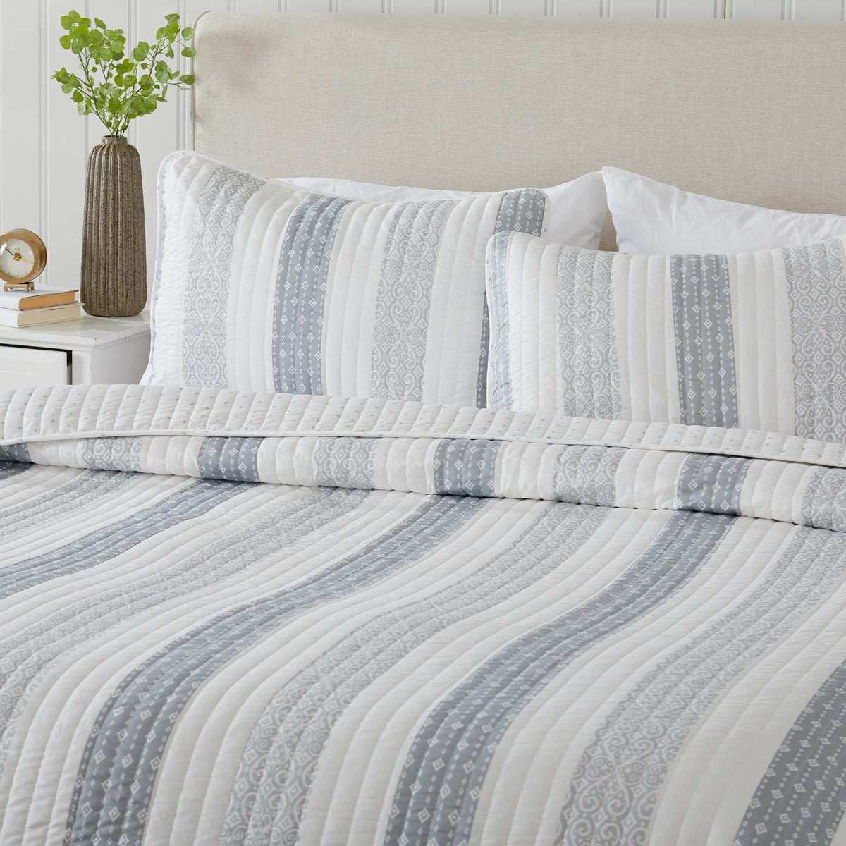 Great Bay Home 3-Piece King Reversible Lightweight Quilt Comforter With 2 Shams | All-Season, Modern, Striped Bedspreads | Summe