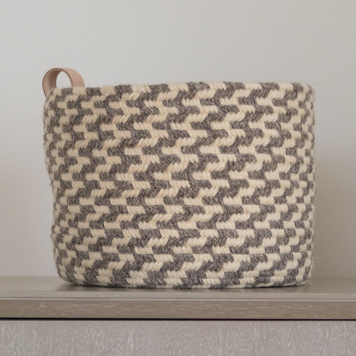 Colonial Mills Wool Ink-Drop Leather Loop Braided Basket, 10&quot;X10&quot;X9&quot;, Dark Grey