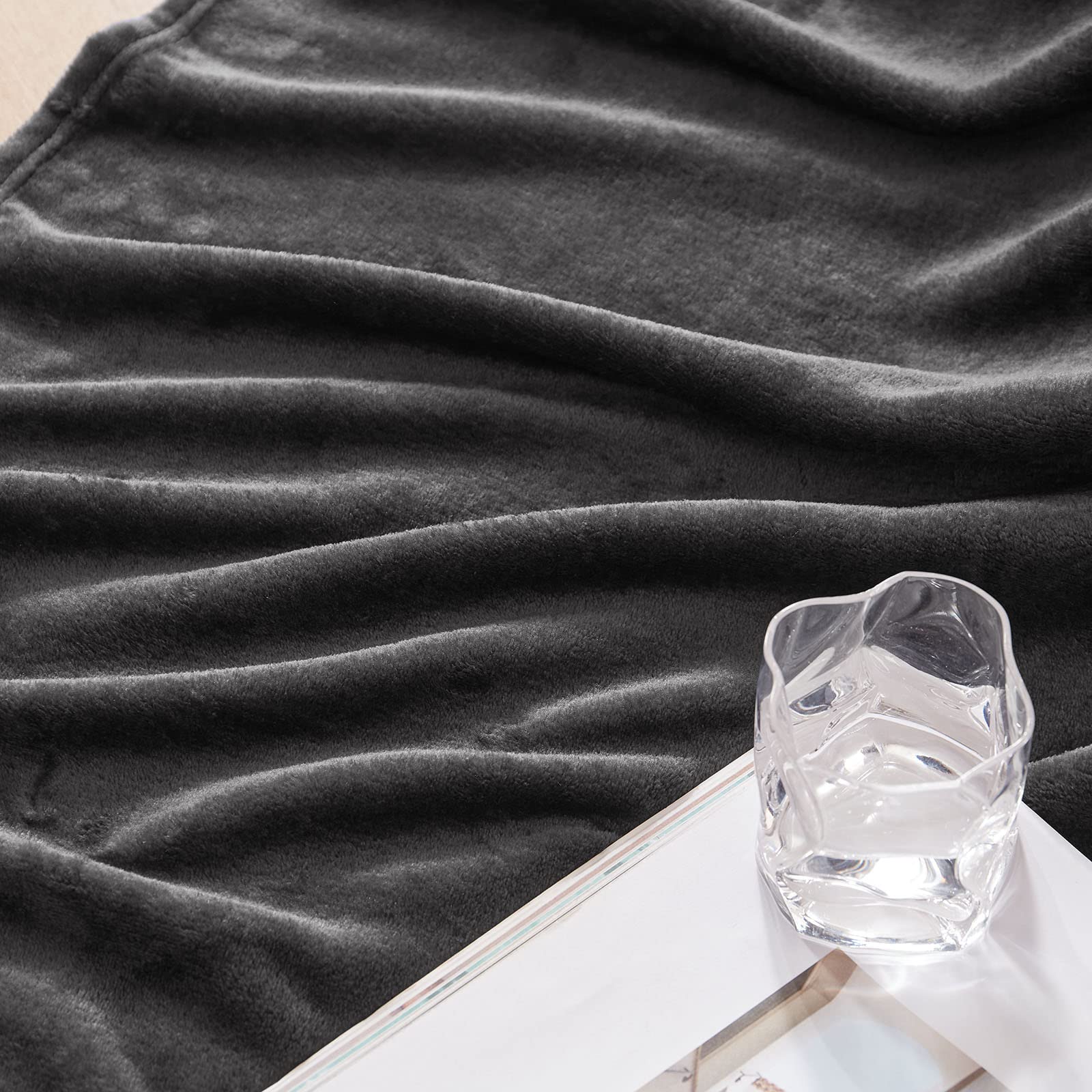 Exclusivo Mezcla Extra Large Fleece Throw Blanket For Couch, Sofa, 300Gsm Super Soft And Warm Blankets, Grey Throw All Season Us