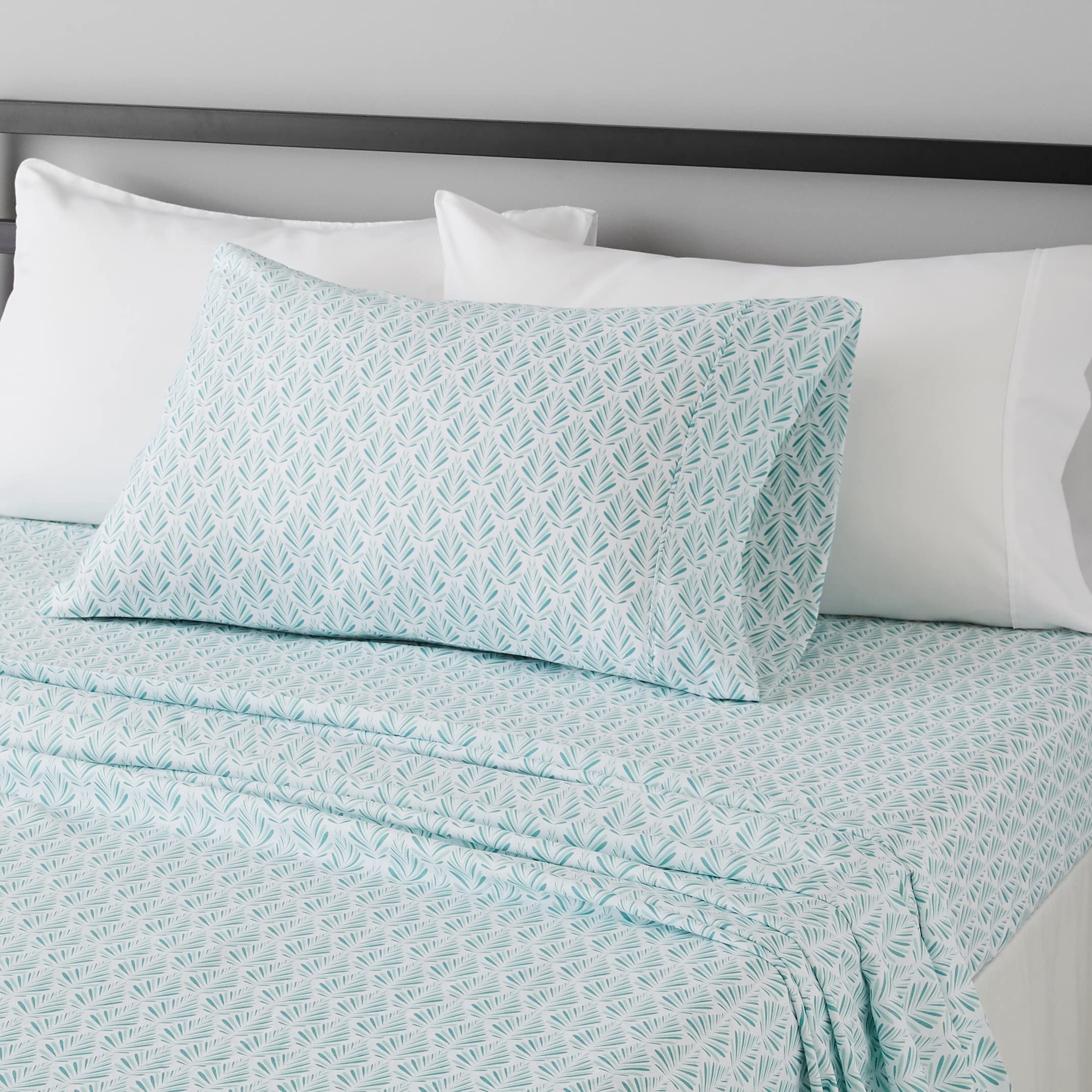 Amazon Basics Lightweight Super Soft Easy Care Microfiber 3 Piece Bed Sheet Set With 14-Inch Deep Pockets, Twin XL, Aqua Fern, P