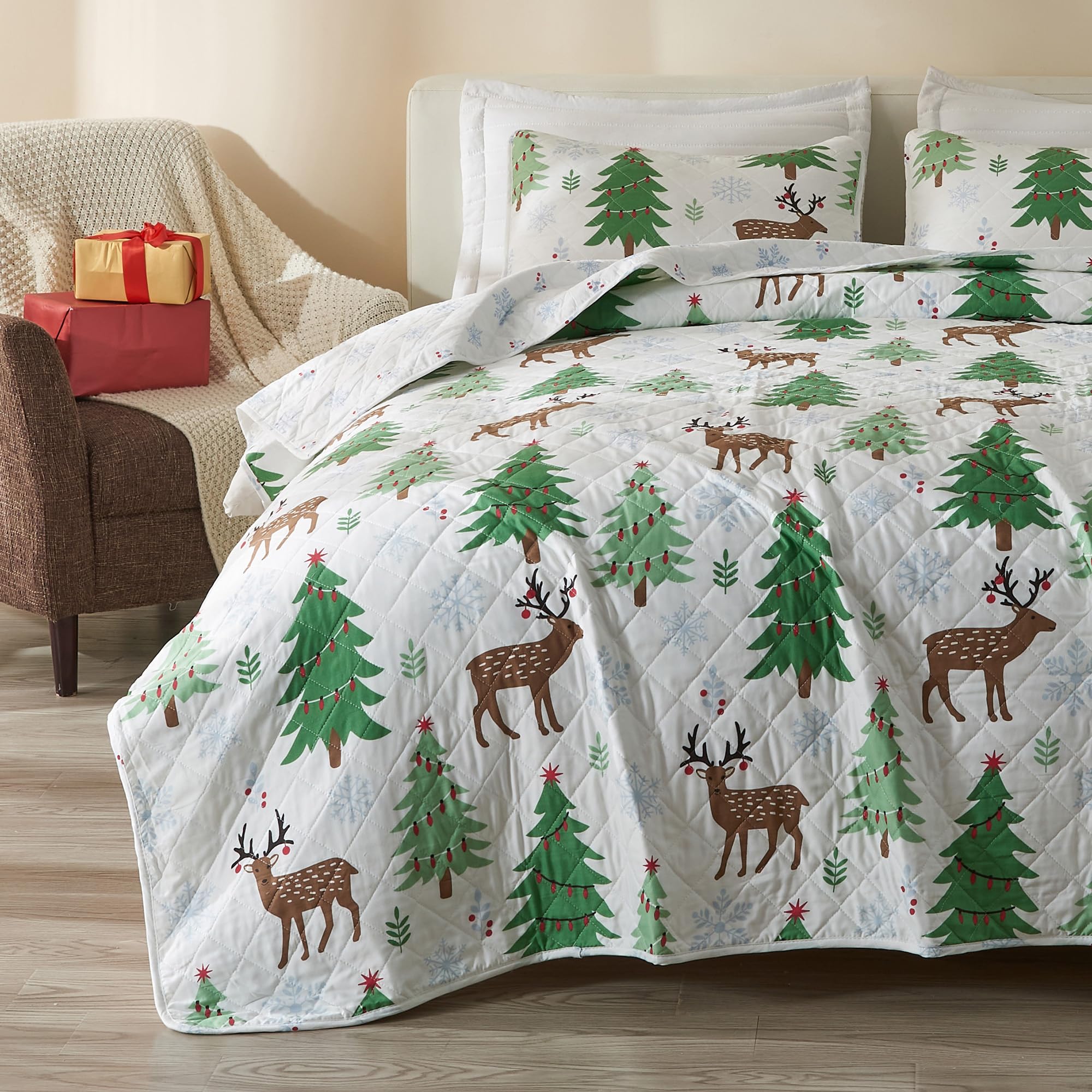 Great Bay Home 3-Piece Christmas Quilt Set With Shams. Reversible Bedspread Coverlet With Holiday Pattern. Holly Collection (Ful