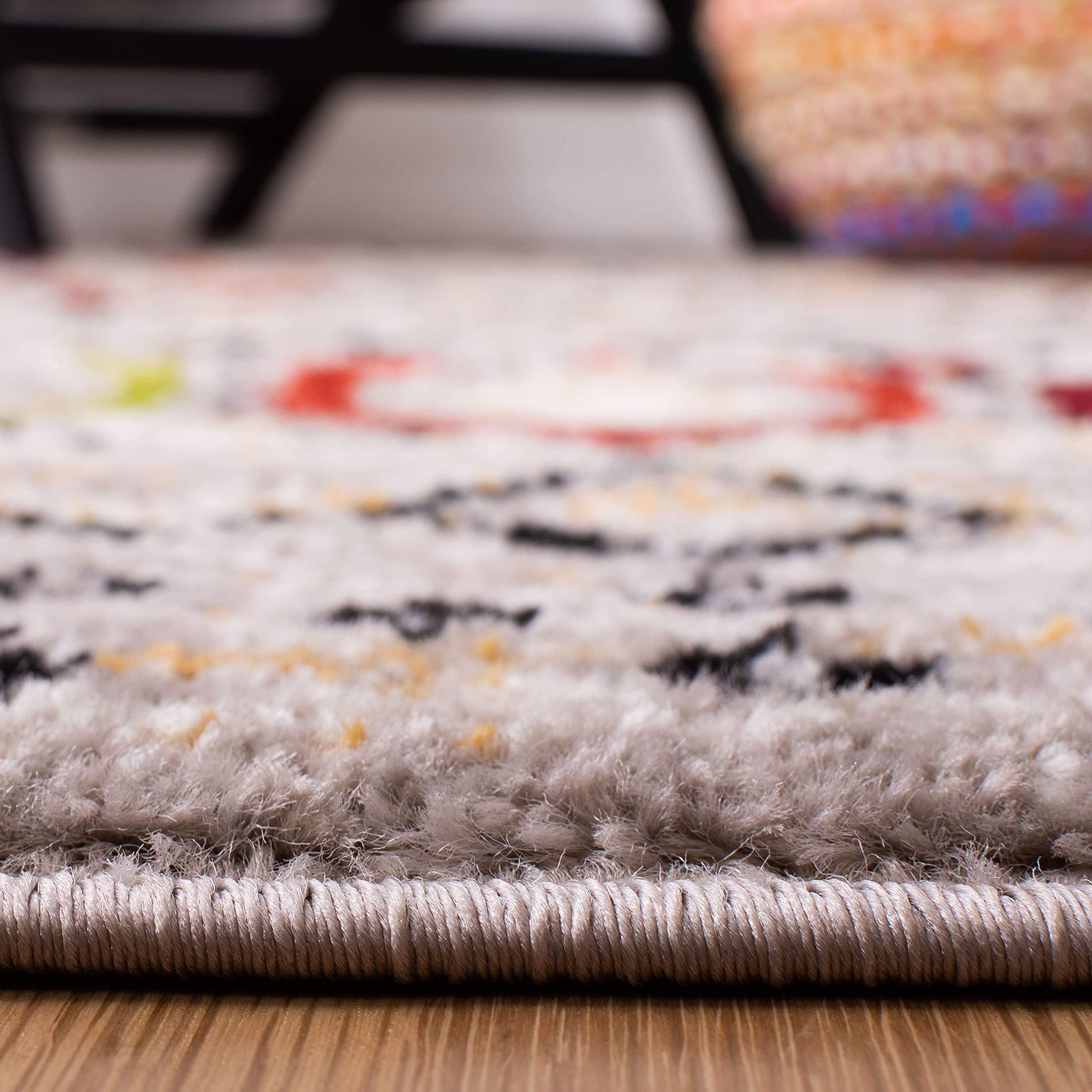 Safavieh Amsterdam Collection Accent Rug - 4' X 6', Light Grey & Multi, Moroccan Boho Design, Non-Shedding & Easy Care, Ideal Fo