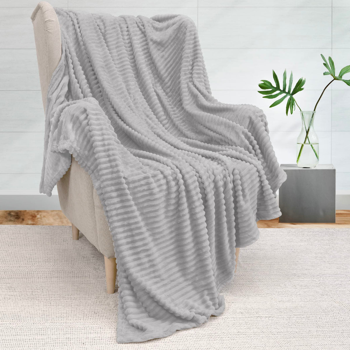 Pavilia Super Soft Fleece Throw Blanket Light Grey, Luxury Fuzzy Plush Flannel Throw, Warm Cozy Ribbed Microfiber Blanket For So