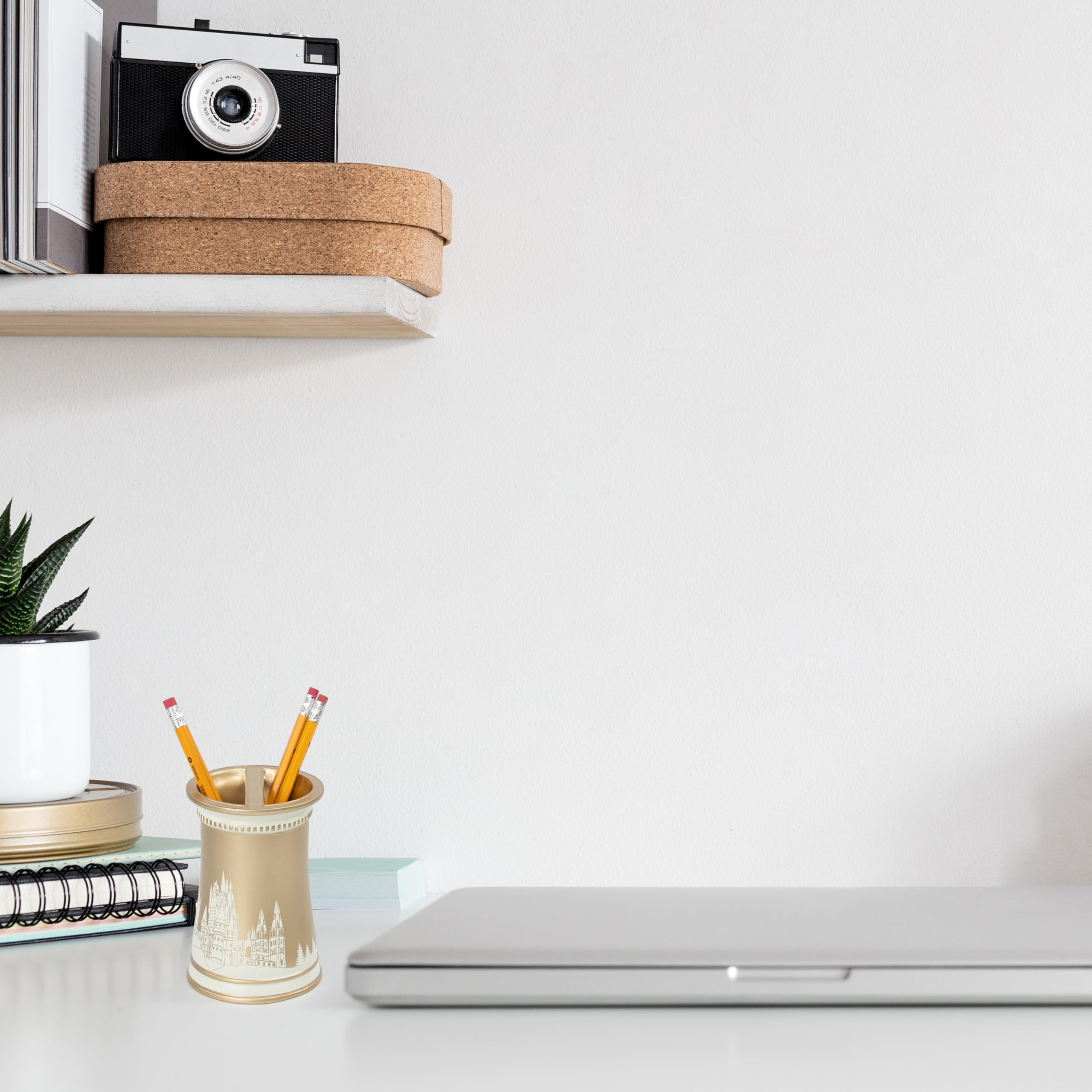 Jay Franco Harry Potter Toothbrush Holder - Gold Resin Pencil Holder Features Hogwarts Castle - Bathroom Storage