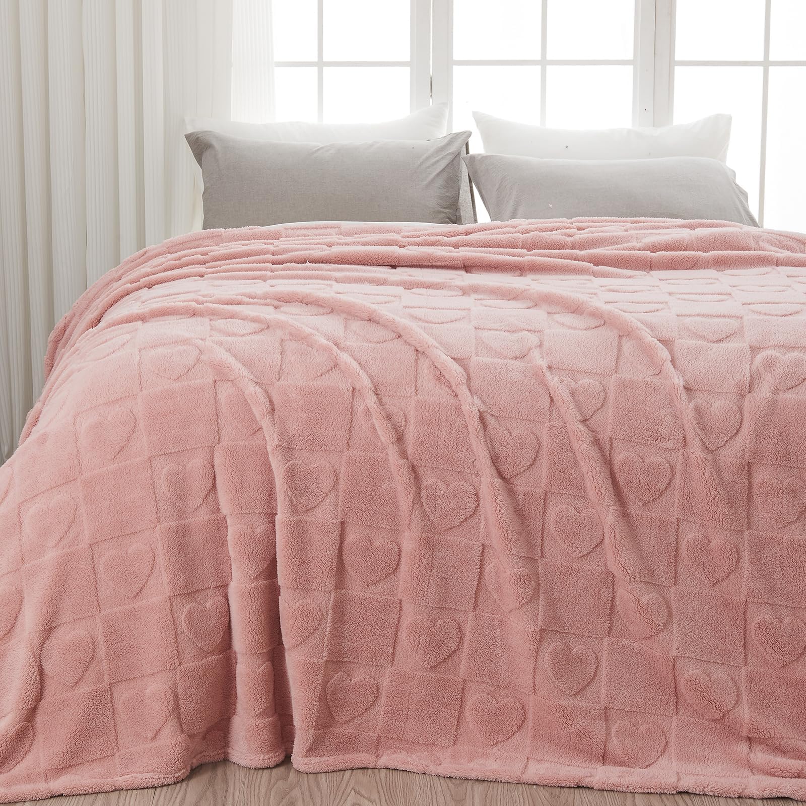 Newcosplay Super Soft Queen Blanket Pink Love Premium Silky Flannel Fleece 3D Heart Checkered Lightweight Bed Blanket All Season