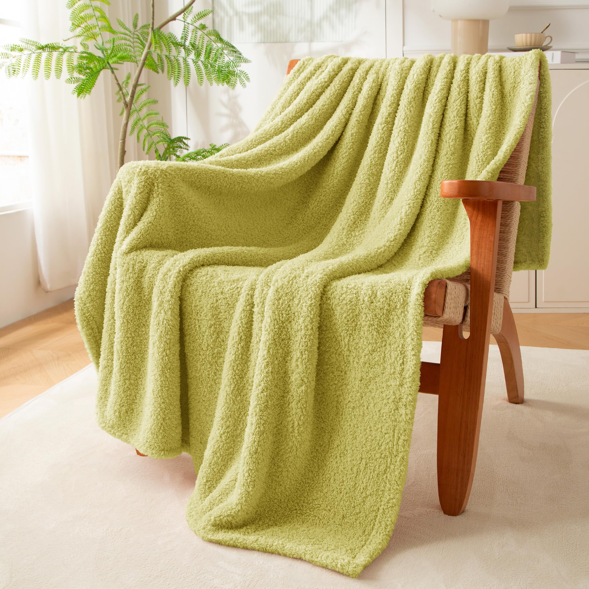 Exclusivo Mezcla Light Green Fleece Throw Blanket For Couch Sofa, Soft Warm And Fluffy Blankets For Women, Suitable For All Seas