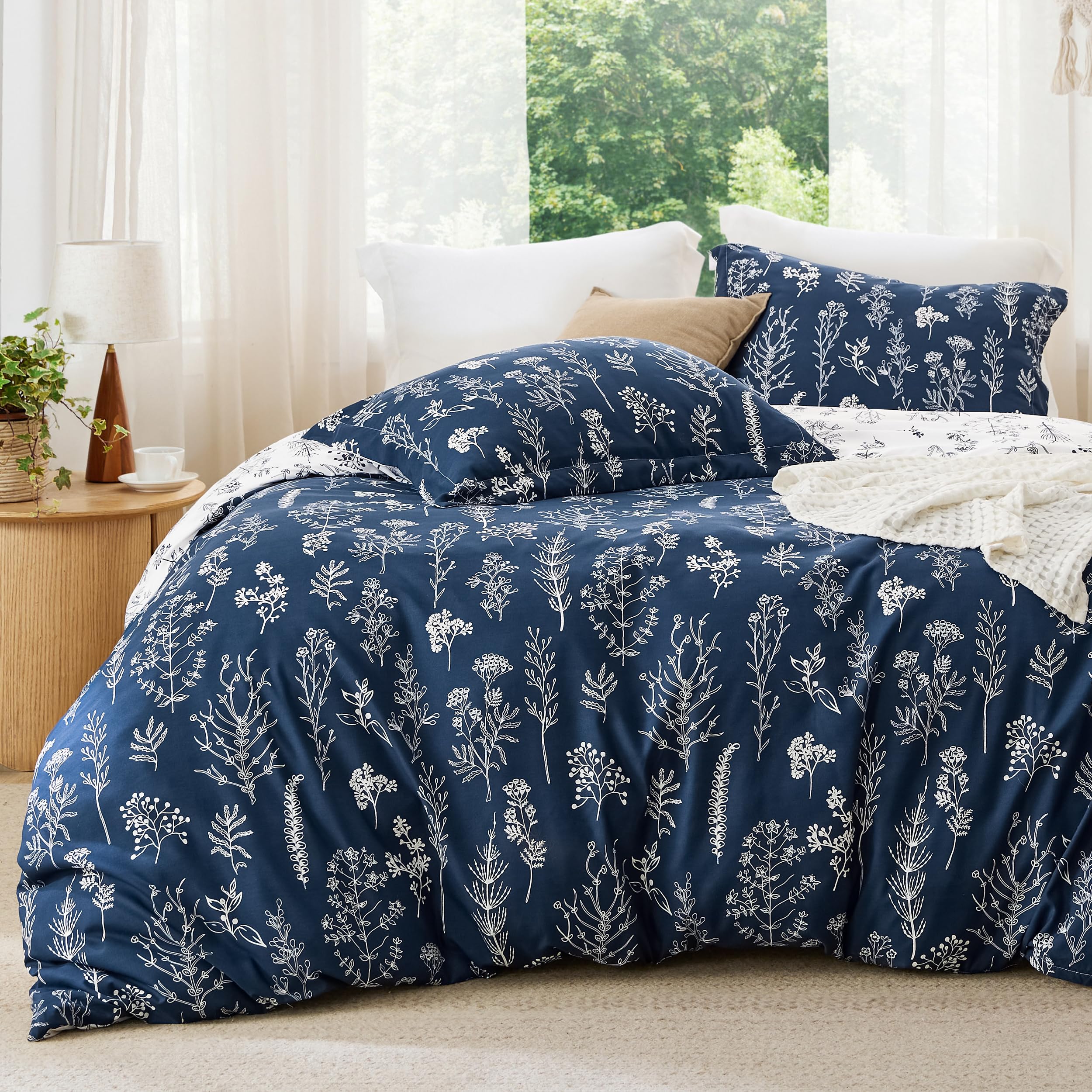 Bedsure Queen Comforter Set - Navy Comforter, Cute Floral Bedding Comforter Sets, Gifts For Woman, 3 Pieces, 1 Soft Reversible B