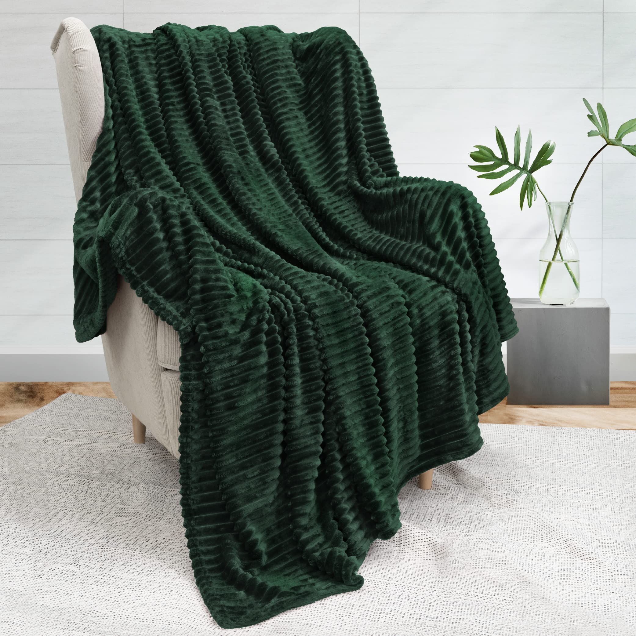 Pavilia Super Soft Fleece Throw Blanket Emerald Green, Luxury Fuzzy Plush Flannel Throw, Warm Cozy Ribbed Microfiber Blanket For