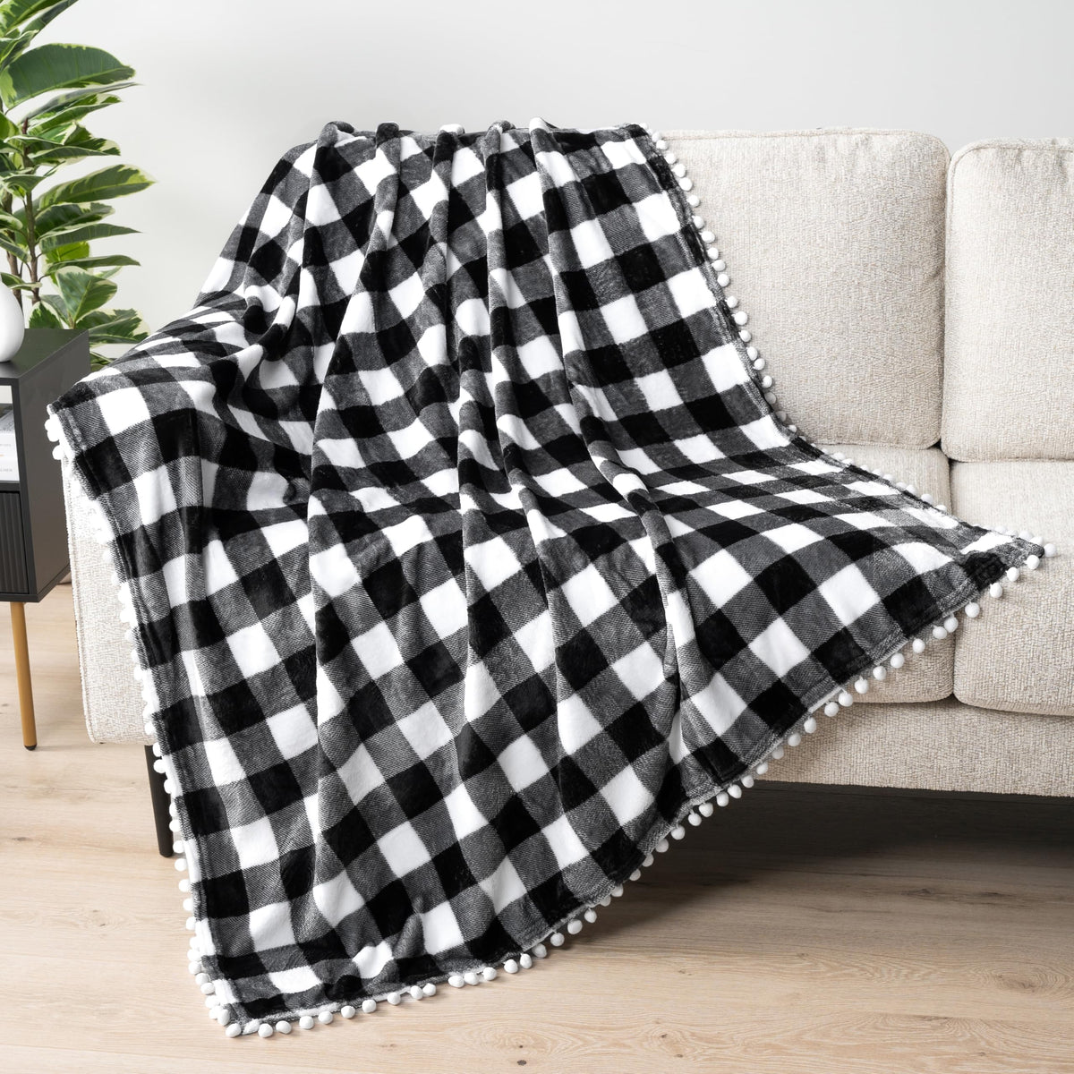 Pavilia Black White Fleece Throw Blanket For Couch With Pom Pom Fringe, Buffalo Checkered Plaid, Soft Cozy Fuzzy Flannel Blanket