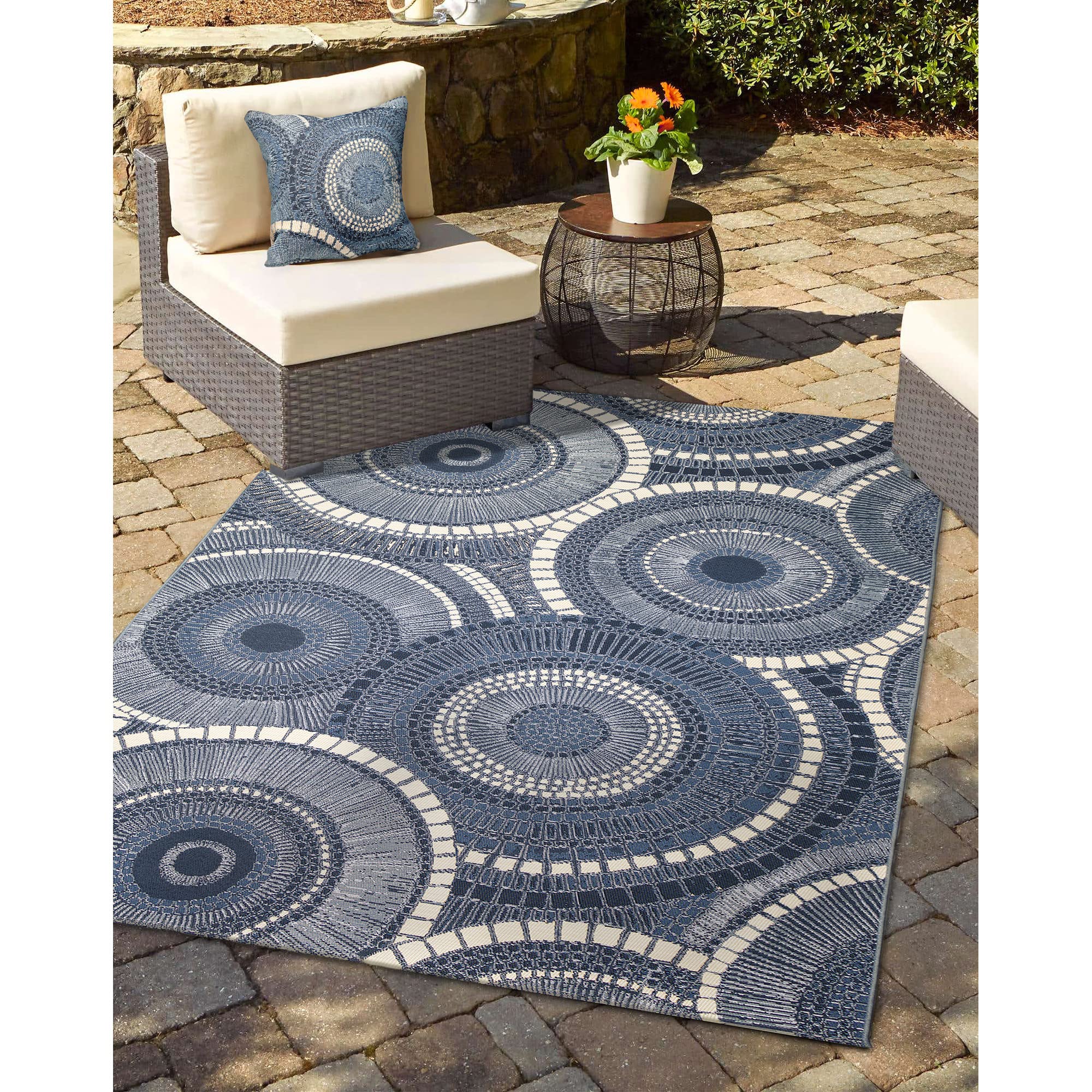 Liora Manne Marina Indoor/Outdoor Power Loomed Easy Care Pillows, 18 X 18-Inch, Circles Delft