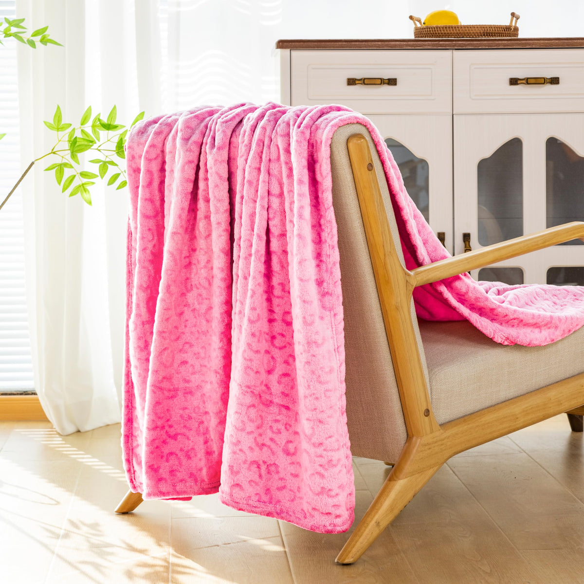 Vessia Leopard Twin Blanket For Couch,Bed,Sofa, Soft Cozy Classic Hot Pink Cheetah Blanket For All Season Decor, Lightweight And