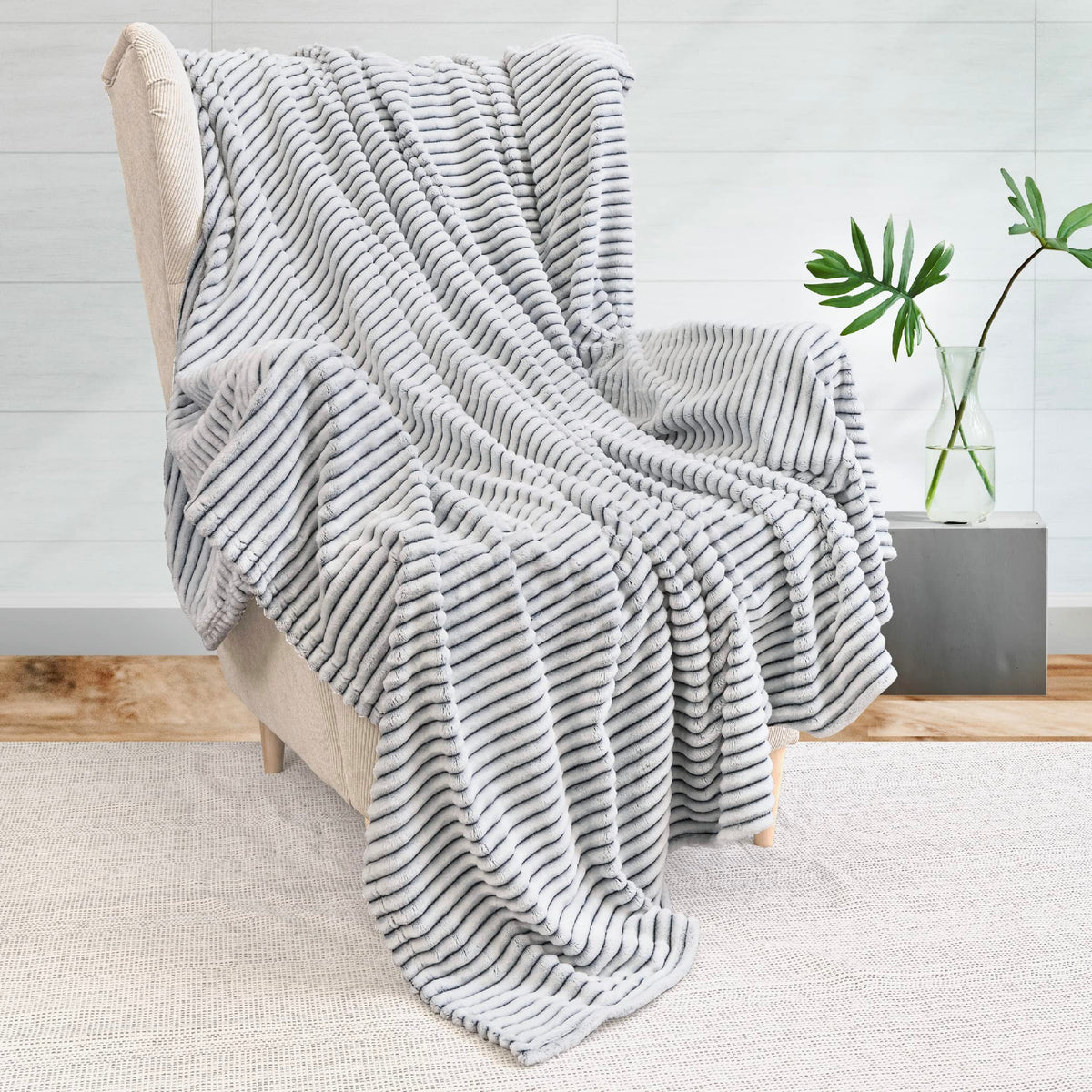 Pavilia Super Soft Fleece Throw Blanket Black And White, Luxury Fuzzy Plush Flannel Throw, Warm Cozy Ribbed Microfiber Blanket F