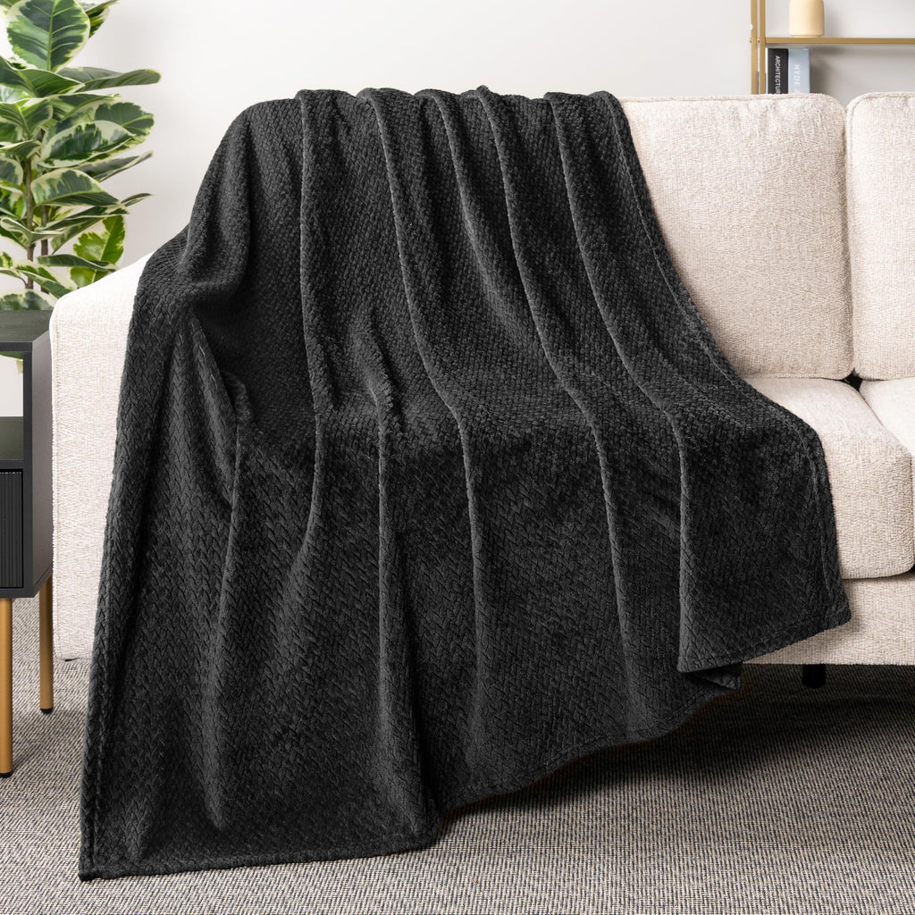 PAVILIA Soft Fleece Solid Black Throw Blanket for Couch, Lightweight Plush Warm Blankets for Bed, Fuzzy Cozy Flannel Blanket Thr