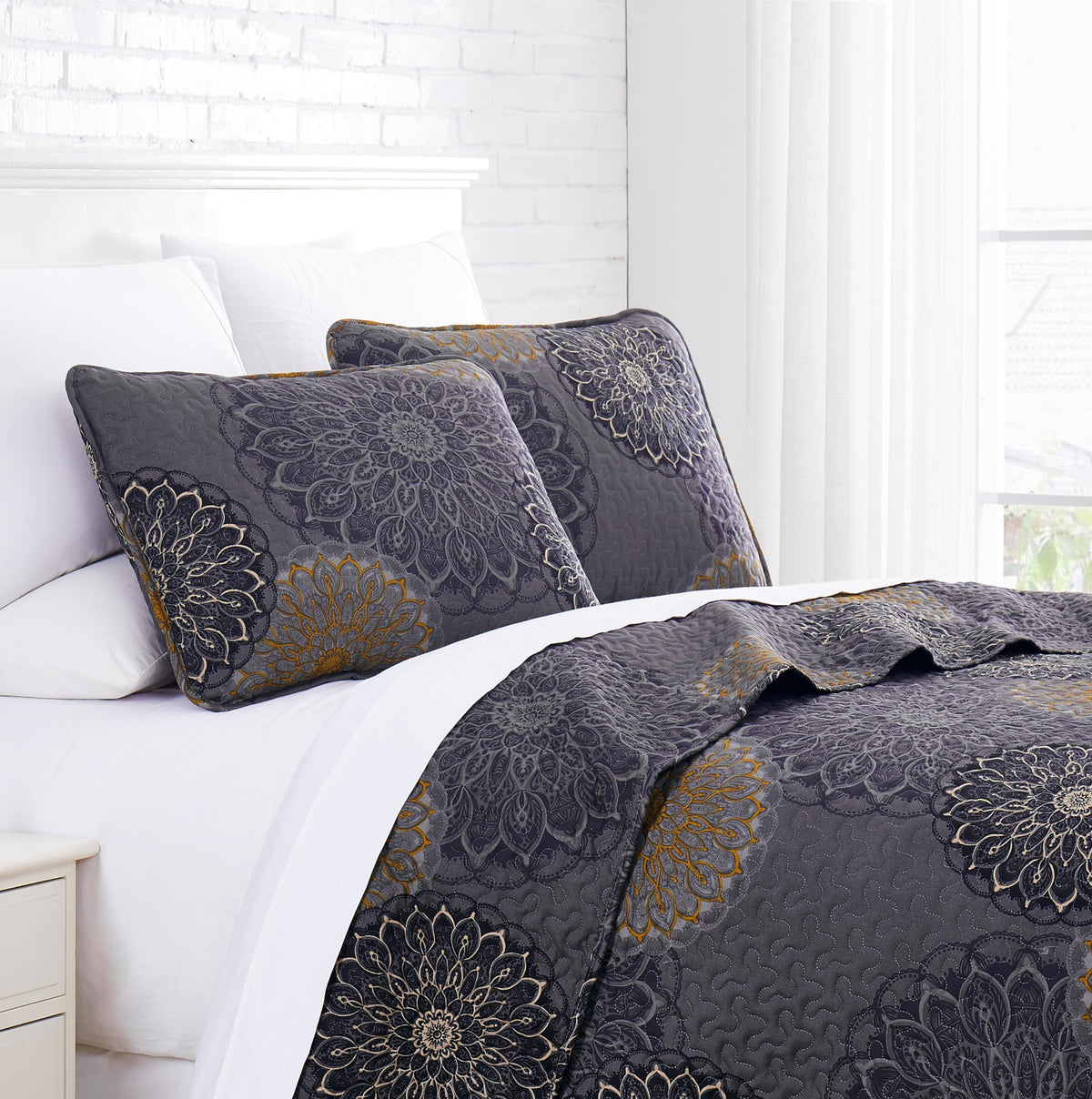 Southshore Fine Living, Inc. Midnight Floral Collection, Premium Quality, Soft, Wrinkle & Fade Resistant, Easy Case, Oversized Q