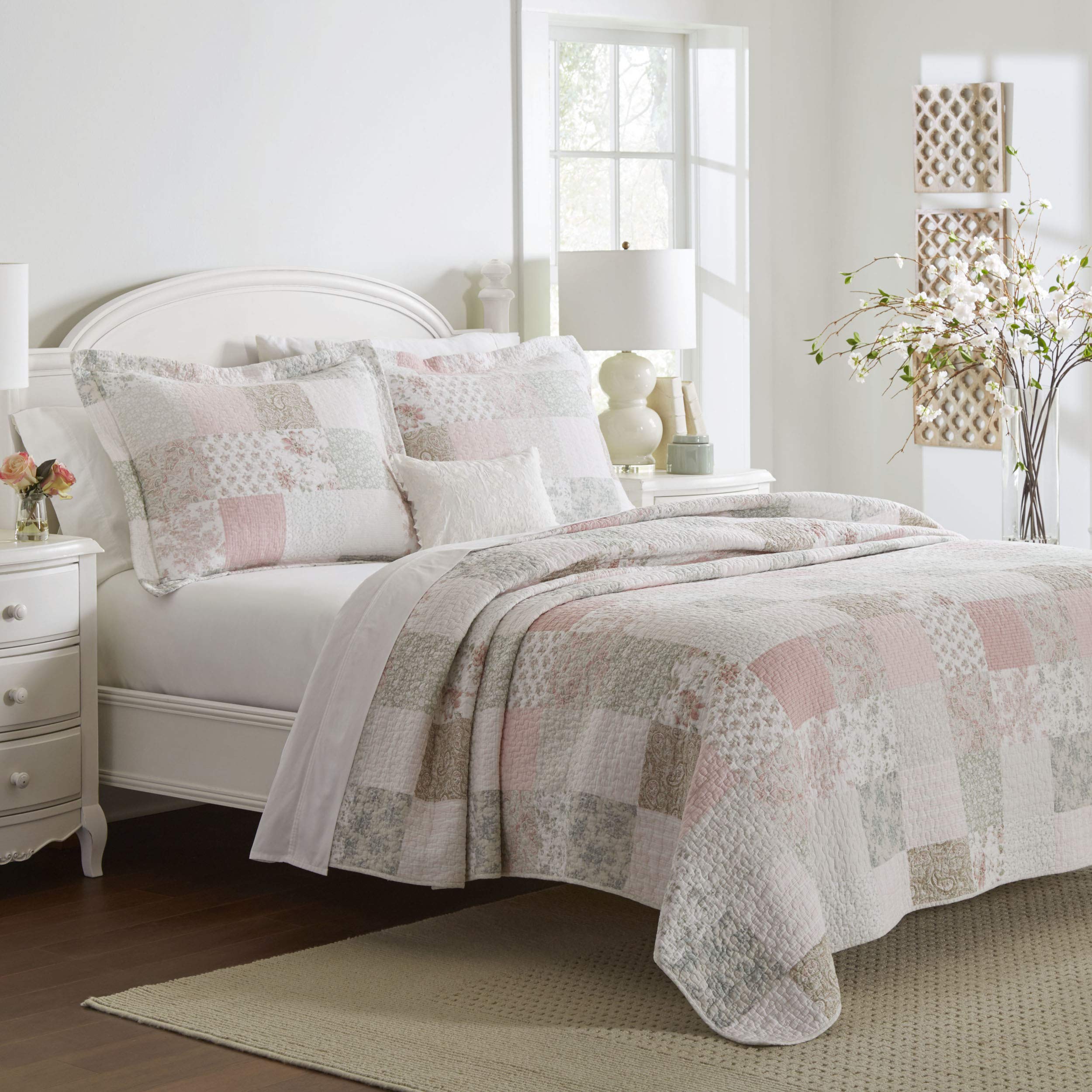 Laura Ashley - King Quilt Set, Reversible Cotton Bedding With Matching Shams, Patchwork Inspired Home Decor (Celina Patchwork Pi