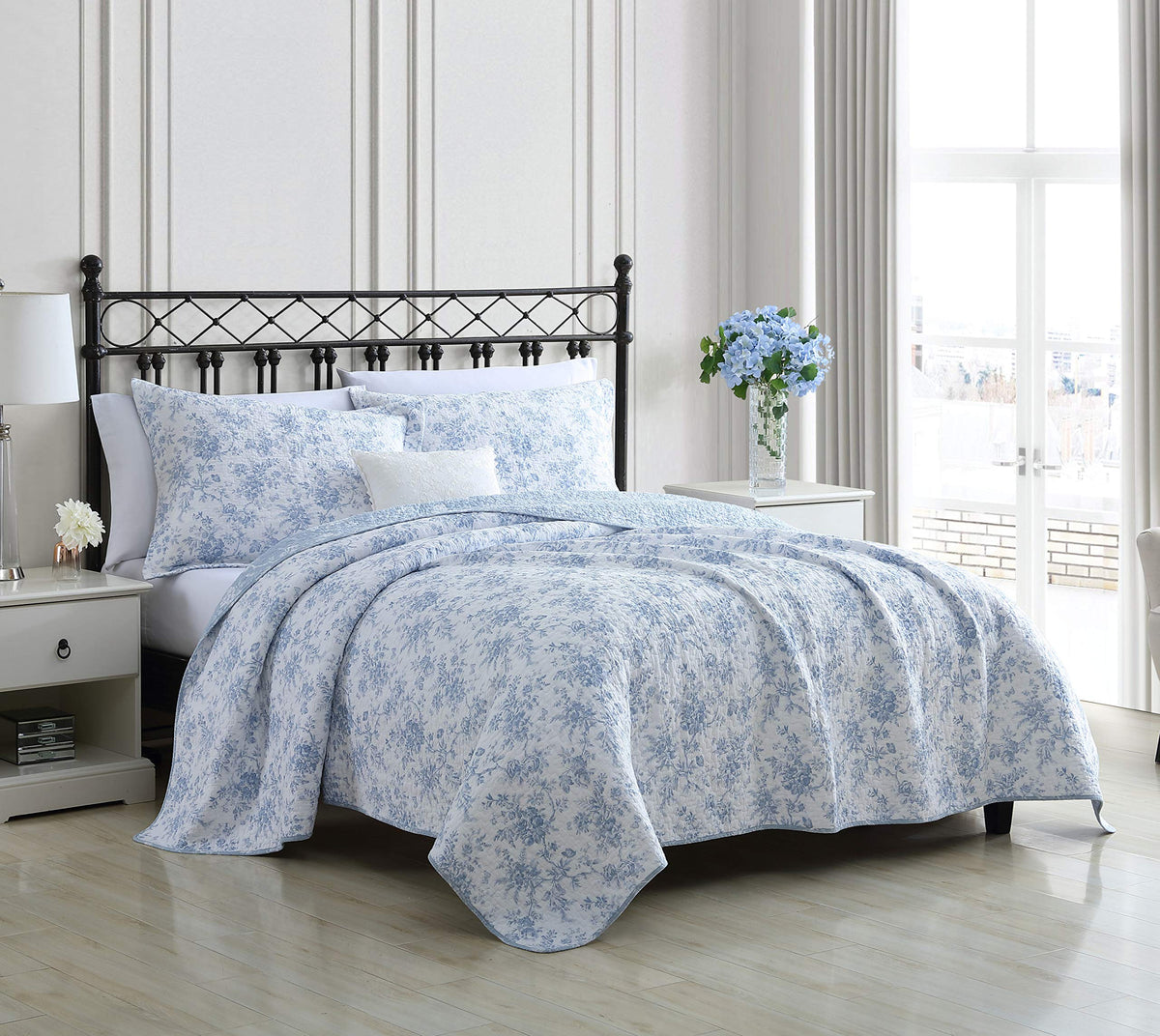 Laura Ashley Home - Twin Quilt Set, Reversible Floral Cotton Bedding With Matching Sham, Home Decor For All Seasons (Walled Gard