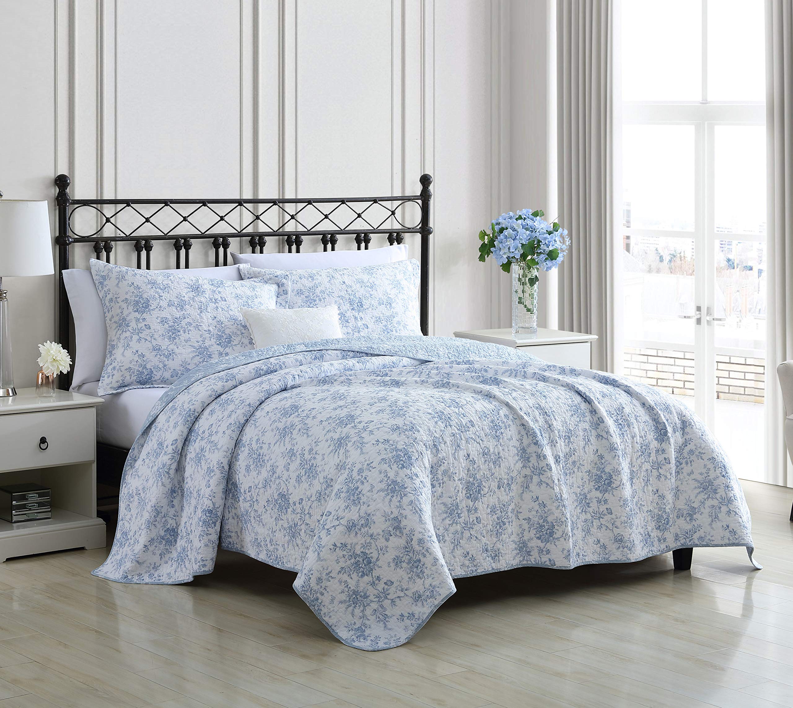 Laura Ashley Home - Queen Quilt Set, Reversible Floral Cotton Bedding With Matching Shams, Home Decor For All Seasons (Walled Ga