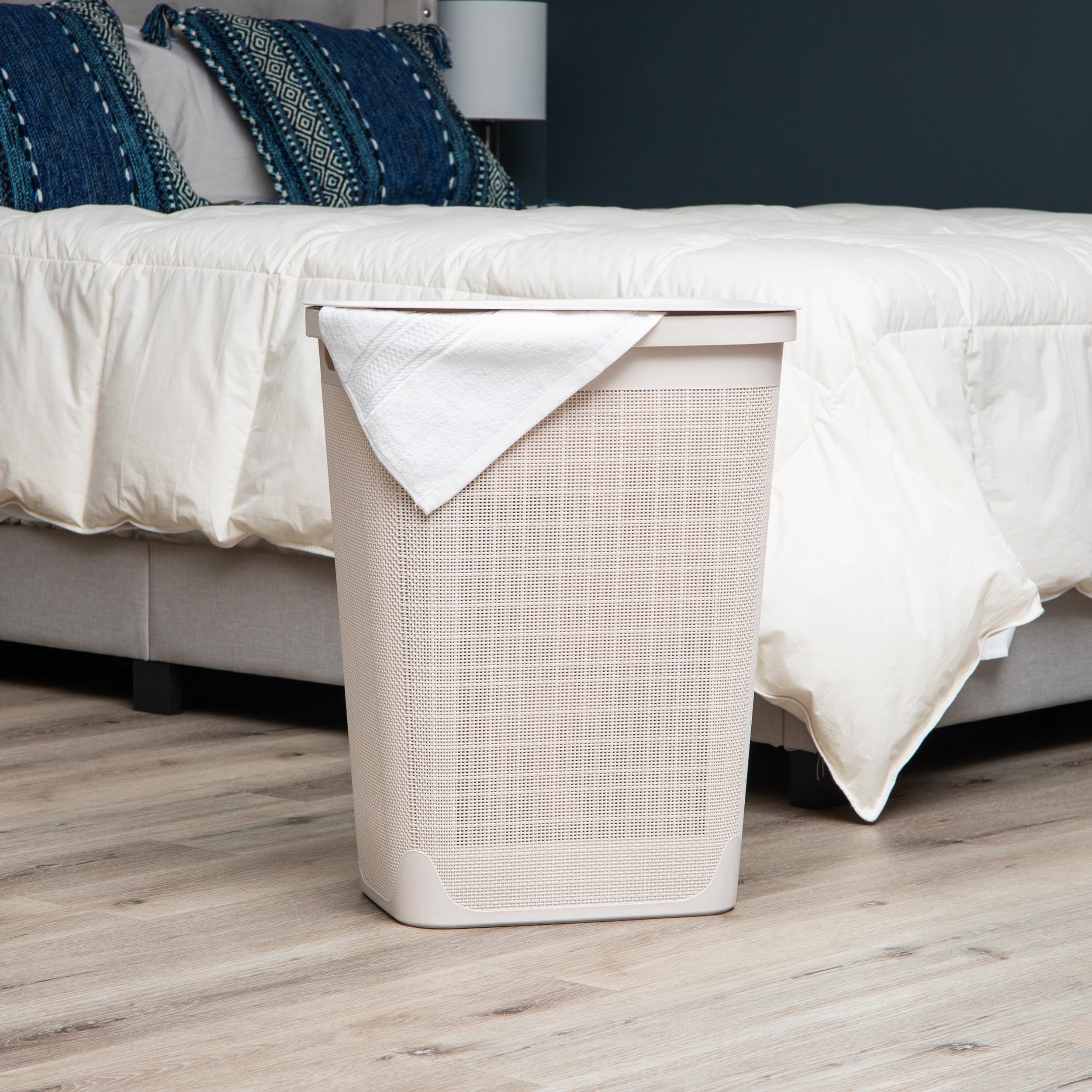 Mind Reader 60L Slim Laundry Hamper, Clothes Basket, Lid, Linen Design, Plastic, 18.25   L X 14.25   W X 23.5   H, Ivory