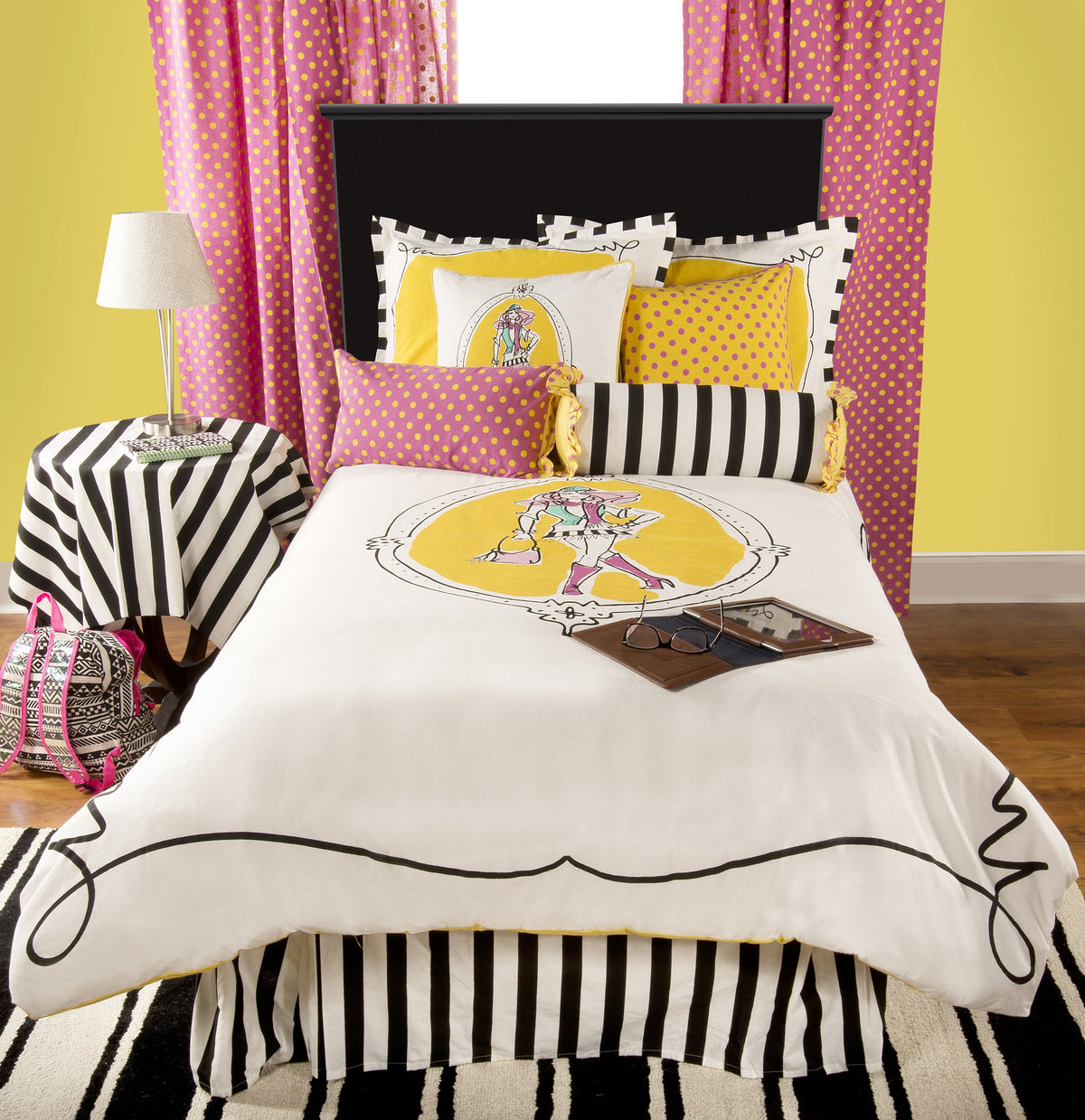 Rizzy Home | BT1486 | Polyester Comforter | 68&quot;x86&quot; White/Yellow/ Panel Print Shopper Girl