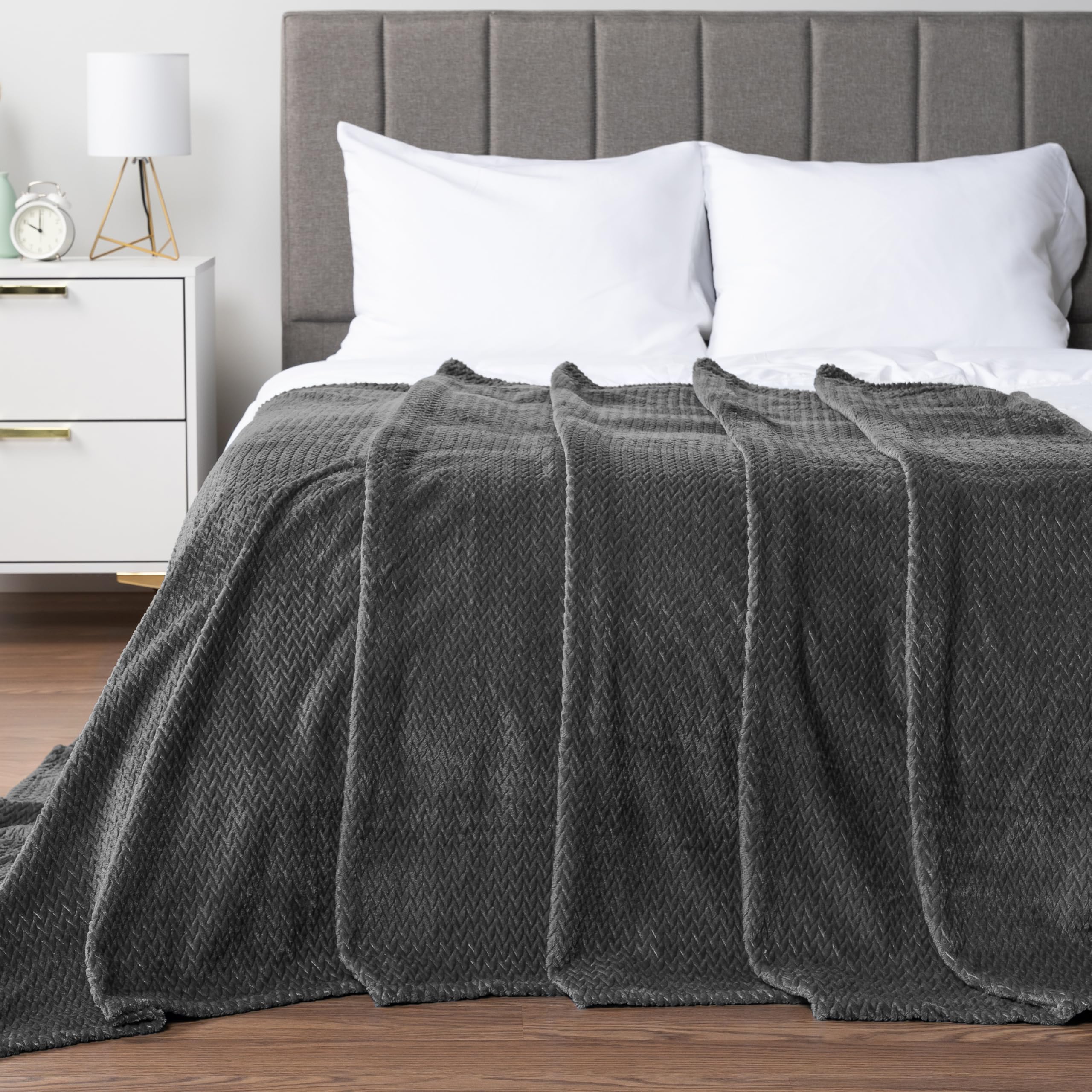 Pavilia Soft Fleece Dark Grey Throw Blanket For Couch, Lightweight Plush Warm Blankets For Bed, Fuzzy Cozy Flannel Blanket Throw