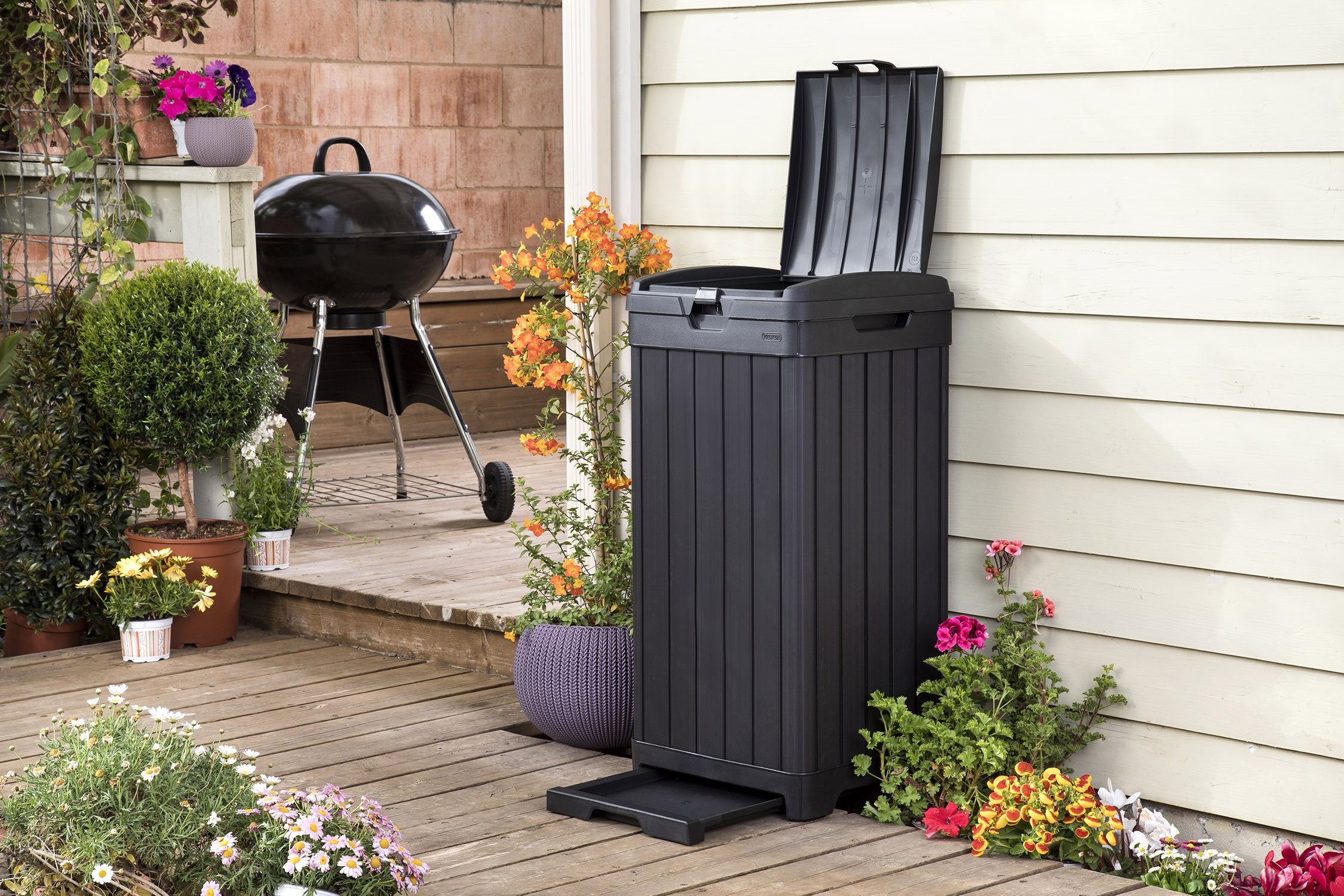Keter Baltimore Resin 38 Gallon Outdoor Kitchen Trash Can With Lid And Drip Tray For Easy Cleaning-Perfect For Patio Dining, Bla