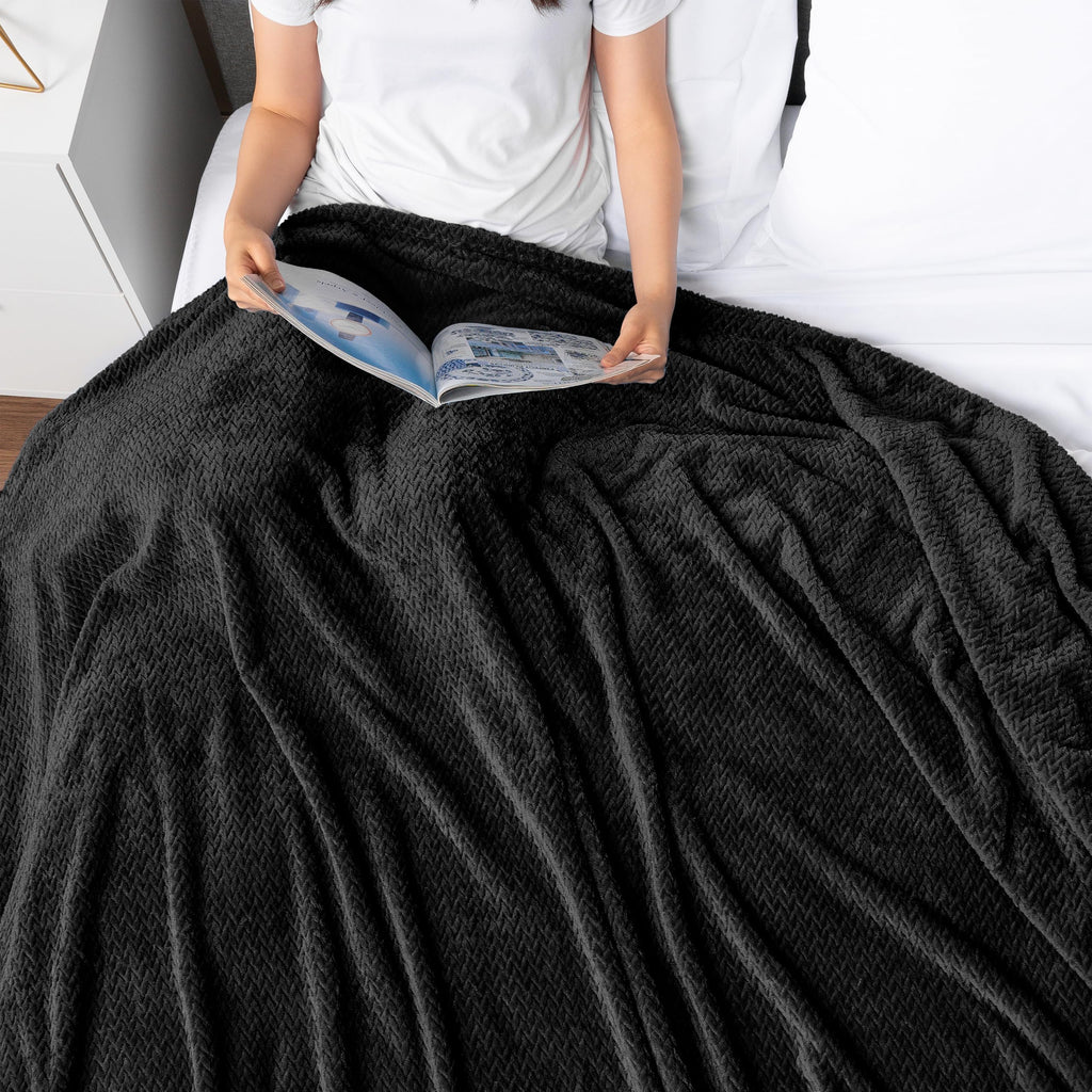 Pavilia Soft Fleece Solid Black Throw Blanket For Couch, Lightweight Plush Warm Blankets For Bed, Fuzzy Cozy Flannel Blanket Thr
