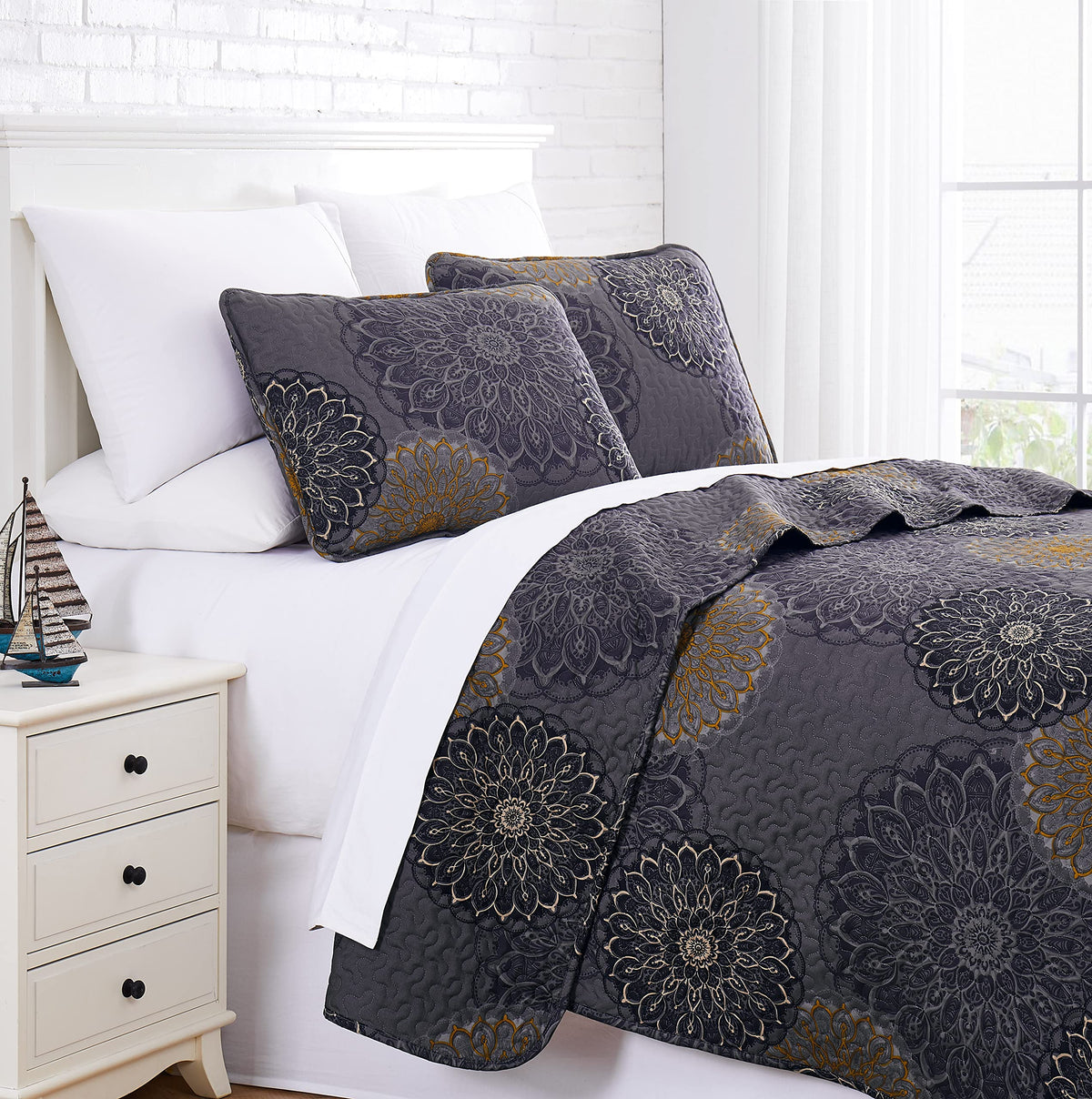 Southshore Fine Living, Inc. Midnight Floral Collection, Premium Quality, Wrinkle & Fade Resistant, Easy Case, Oversized Quilt C