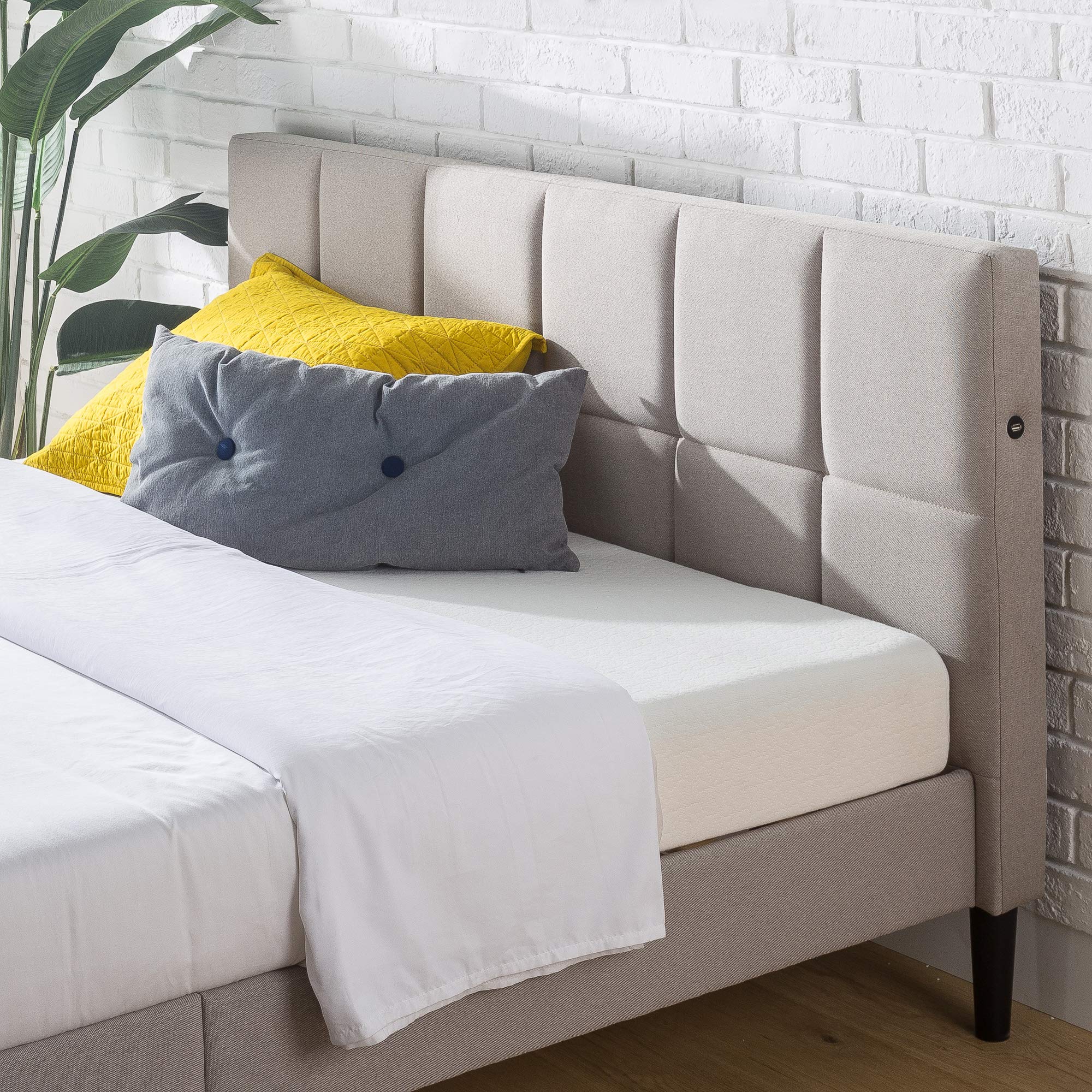 ZINUS Lottie Upholstered Platform Bed Frame with Short Headboard and USB Ports, Mattress Foundation, Wood Slat Support, No Box S