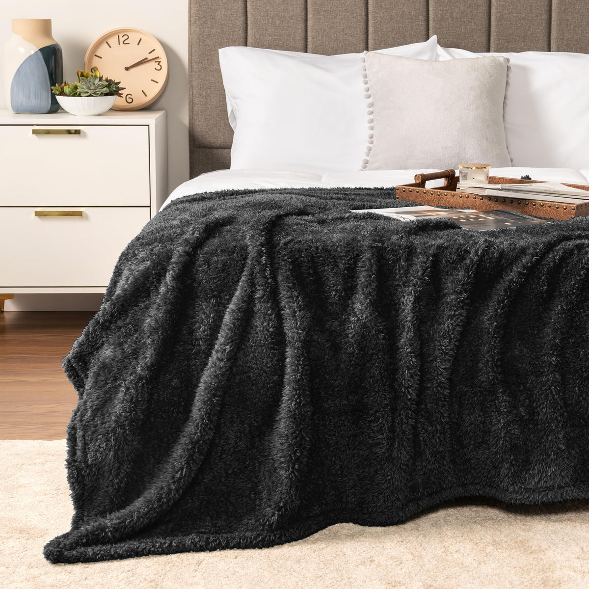 Pavilia Sherpa Bed Blanket Queen Size, Black Plush Soft Cozy Fluffy Lightweight Microfiber Fuzzy All Season Blanket, 90X90