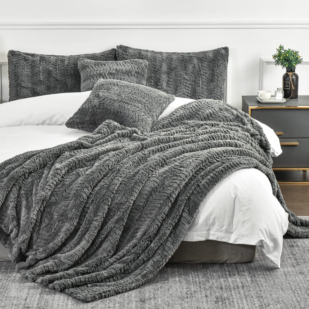 Yusoki Luxury Faux Fur Blanket,Gray Soft Fuzzy Fluffy Cozy Blanket Plush Furry Comfy Warm Blanket For Couch Bed Chair Sofa Bedro