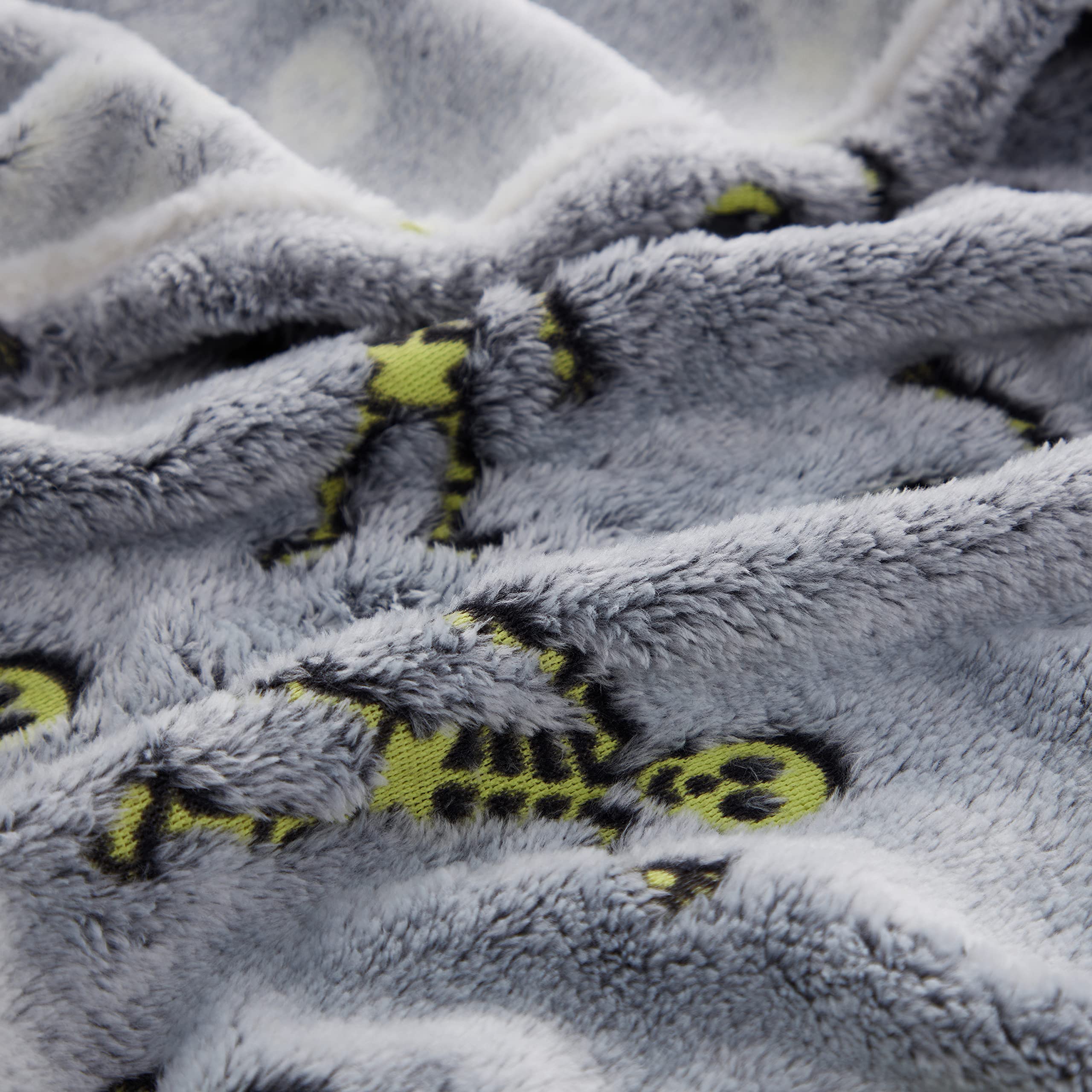 Serafina Home Halloween Glow In The Dark Throw Blanket: Skeletons And Jack O Lantern Pumpkins On Grey Velvet Fleece For Sofa Bed