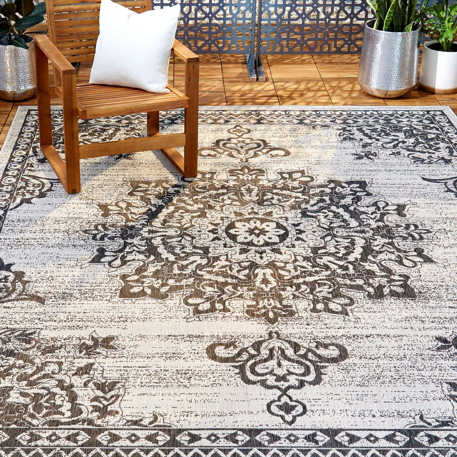 Nicole Miller New York Patio Country Azalea Transitional Medallion Indoor/Outdoor Area Rug, Grey/Black, 7'9'X10'2'