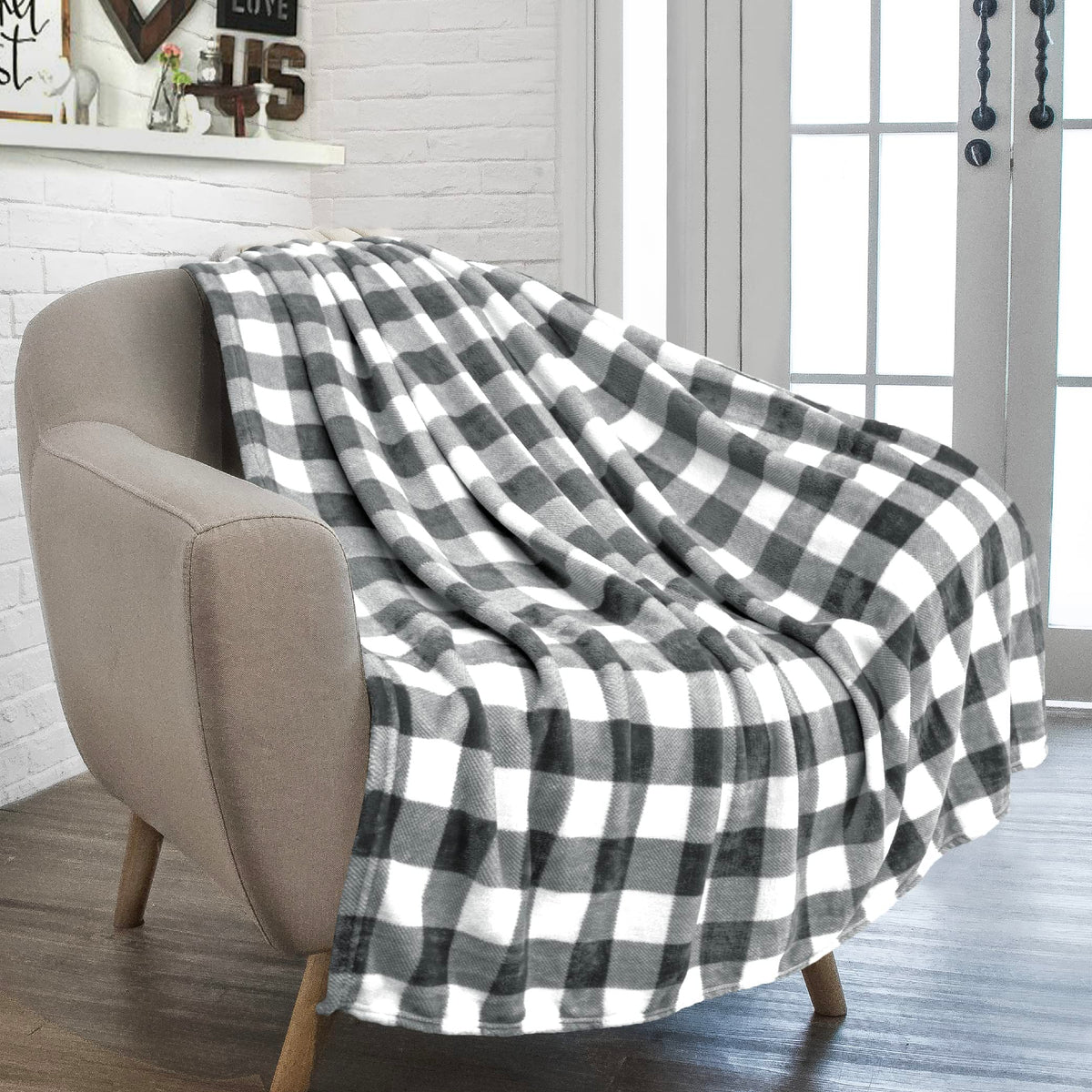 Pavilia Light Grey Buffalo Plaid Throw Blanket For Couch, Soft Checkered Flannel Fleece Blanket For Sofa, Grey White Plaid Decor