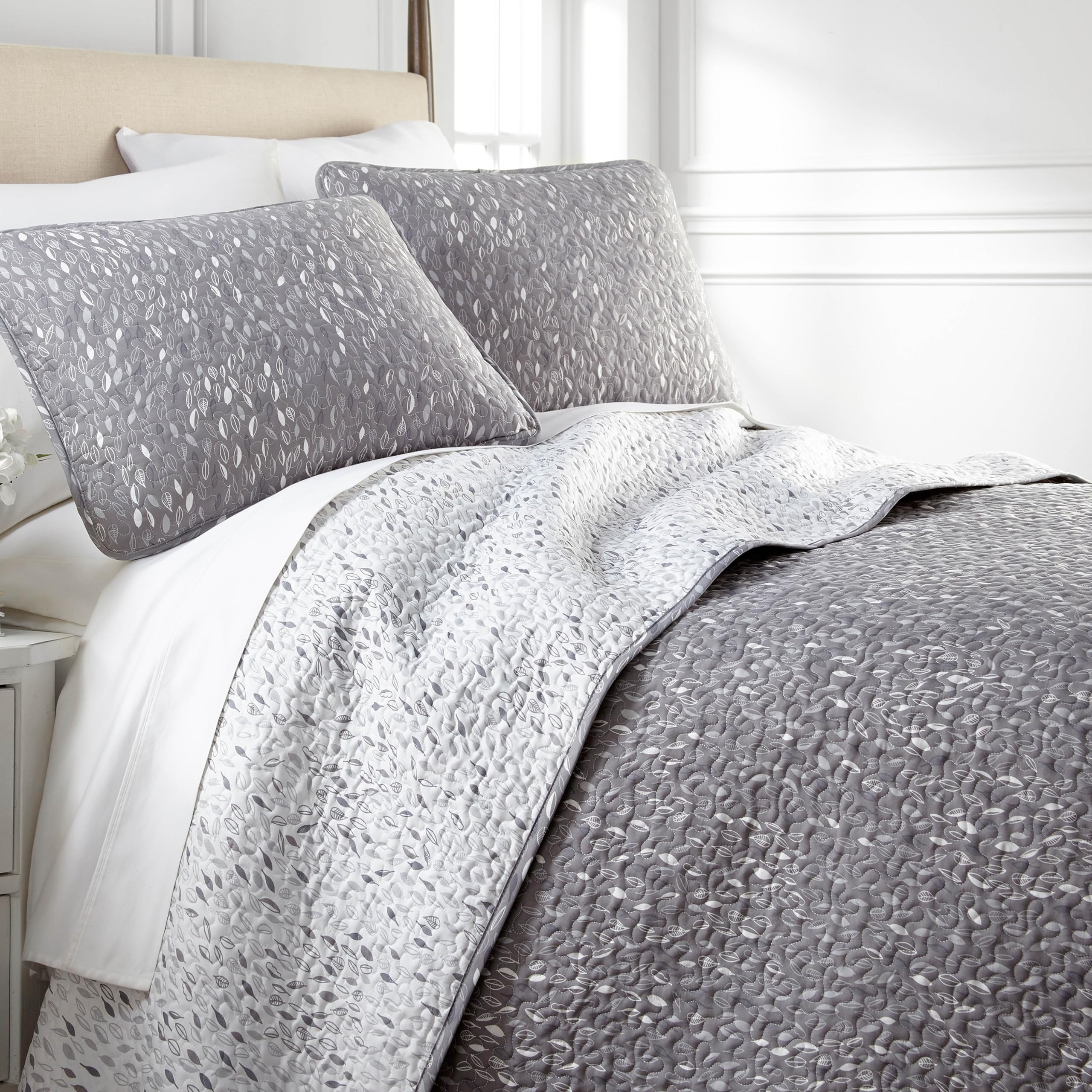 Southshore Fine Living, Inc. Oversized King Quilt Bedding Set, 3-Piece, King Size Grey Quilt With 2 Shams, Botanical Leaves Prin