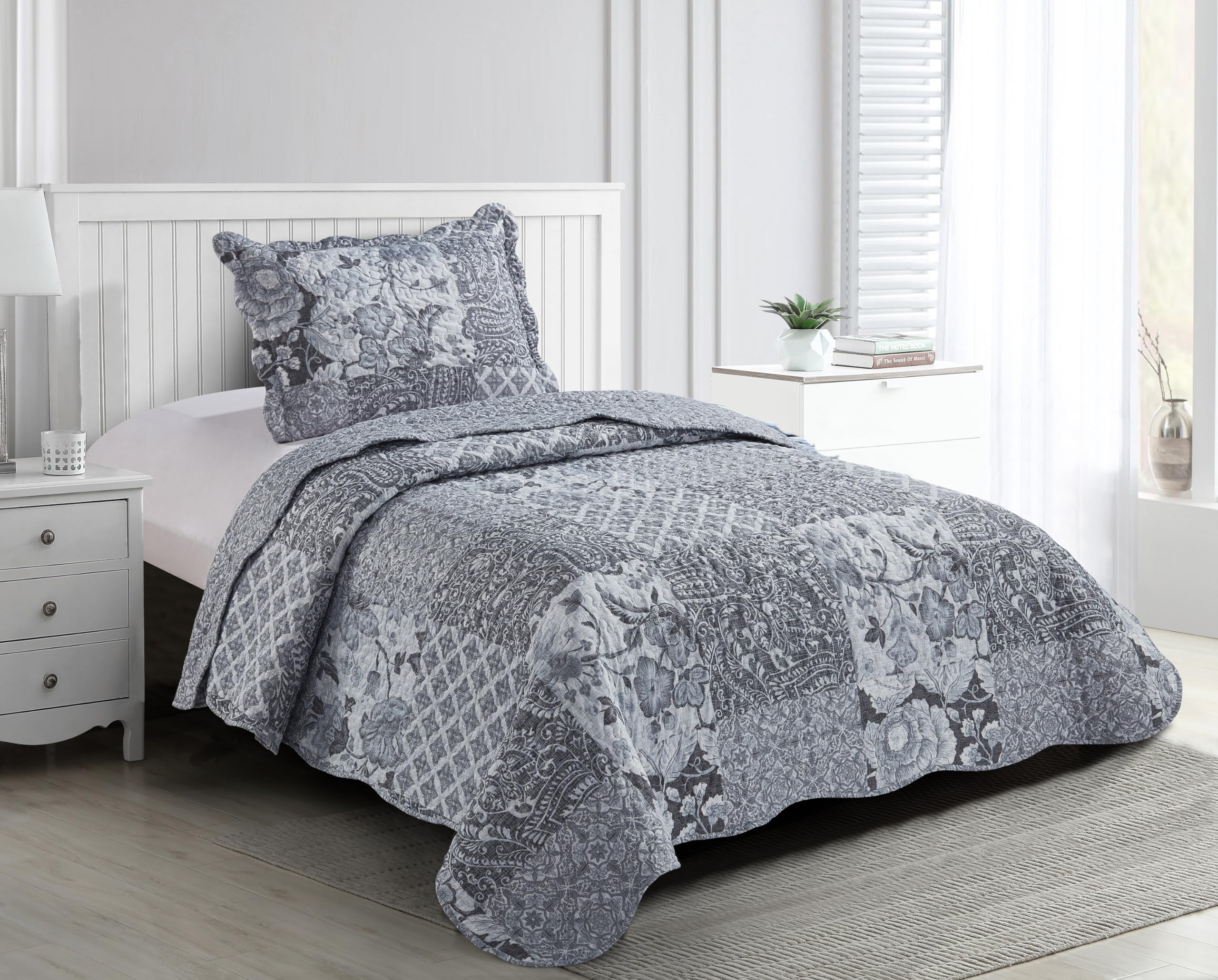 Brilliant Sunshine Grey Flowers Patchwork, 2-Piece Quilt Set With 1 Sham, Reversible Bedspread, Soft Lightweight Coverlet, All-Season, Twin, Grey