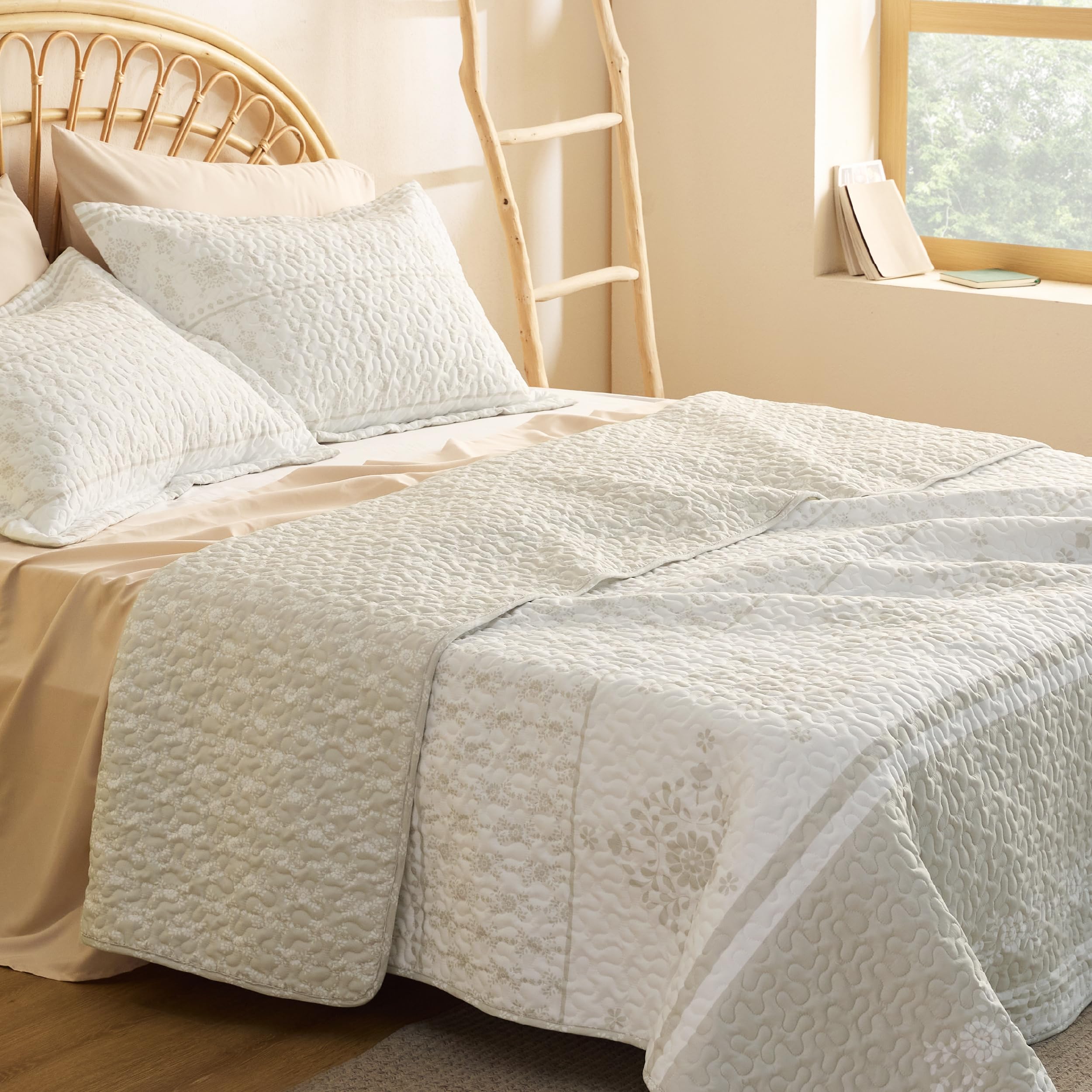 Bedsure Boho Quilt Set King - Reversible Bohemian Striped Pattern Quilt Bedding Set, 3 Pieces Lightweight Microfiber Bedspread, Linen Color Coverlet Set With 2 Pillow Shams For All Seasons (106'X96')