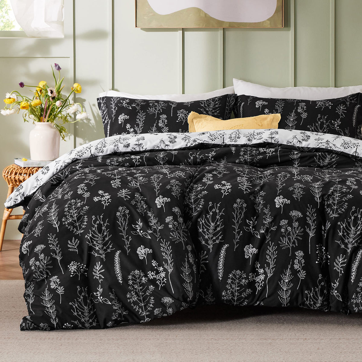 Bedsure Queen Comforter Set - Black Comforter, Cute Floral Bedding Comforter Sets, Gifts For Woman, 3 Pieces, 1 Soft Reversible