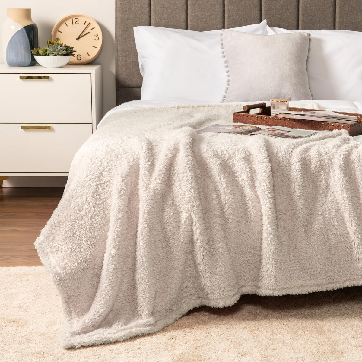 Pavilia Sherpa Bed Blanket Queen Size, Cream Beige Plush Soft Cozy Blanket For Bed, Fluffy Lightweight Microfiber, Fuzzy All Sea