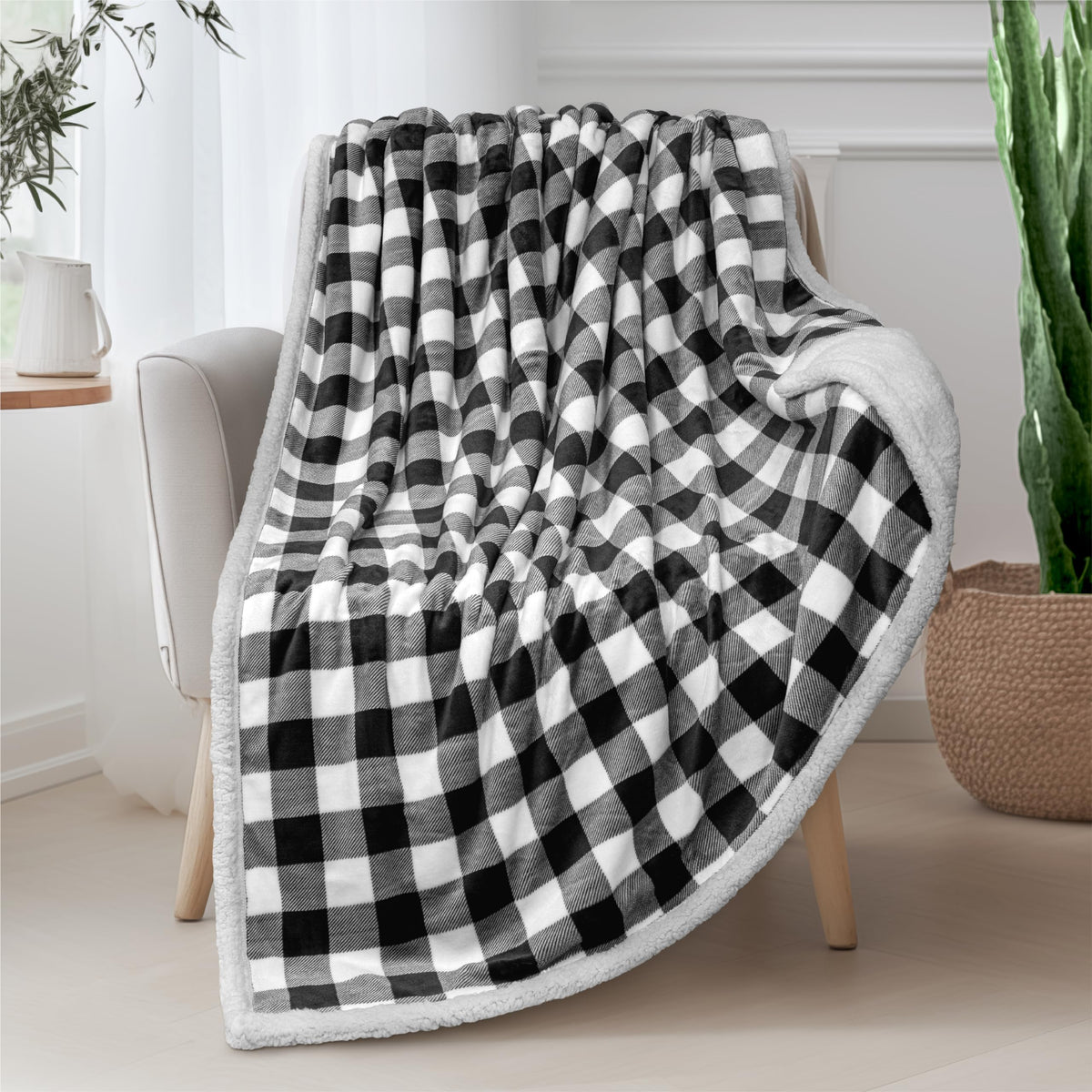 Pavilia Black And White Buffalo Plaid Sherpa Fleece Throw Blanket For Couch, Soft Flannel Blanket For Sofa Bed, Checkered Decora