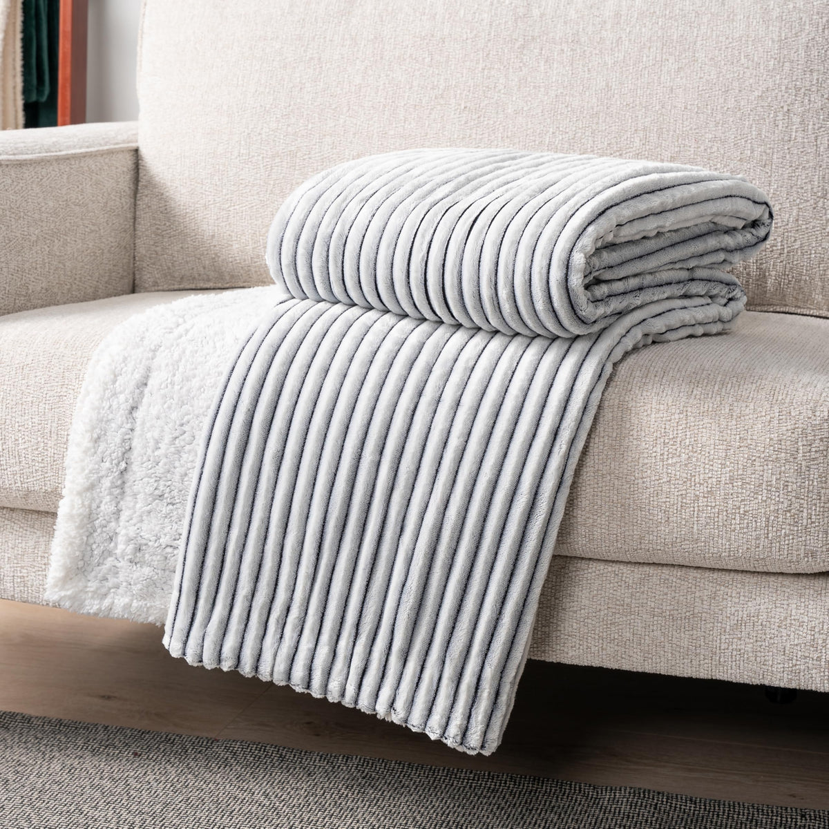 Pavilia Black And White Sherpa Fleece Throw Blanket For Couch Twin, Soft Plush Fuzzy Blankets, Fluffy Flannel Sherpa Blanket For