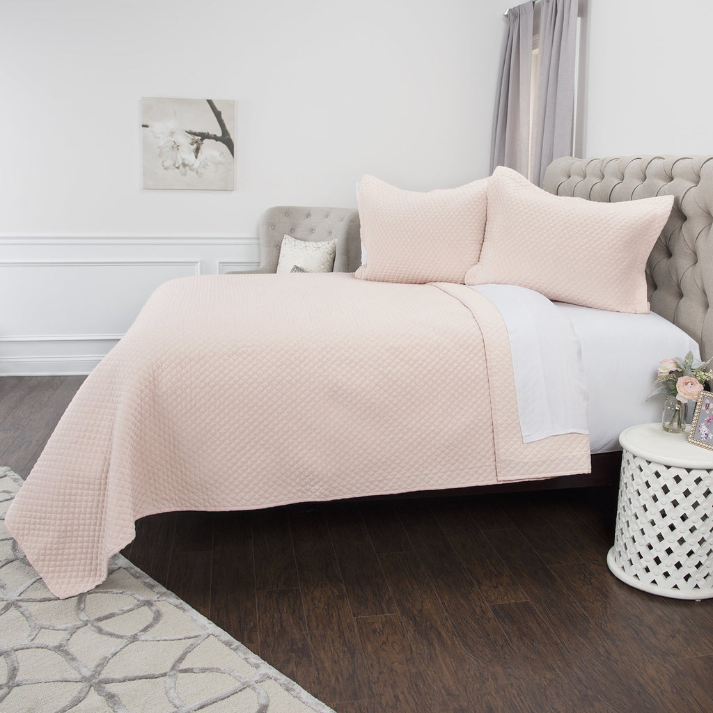 Rizzy Home | BQ4520 | Cotton Quilt | 106"x92" Pinkred Solid