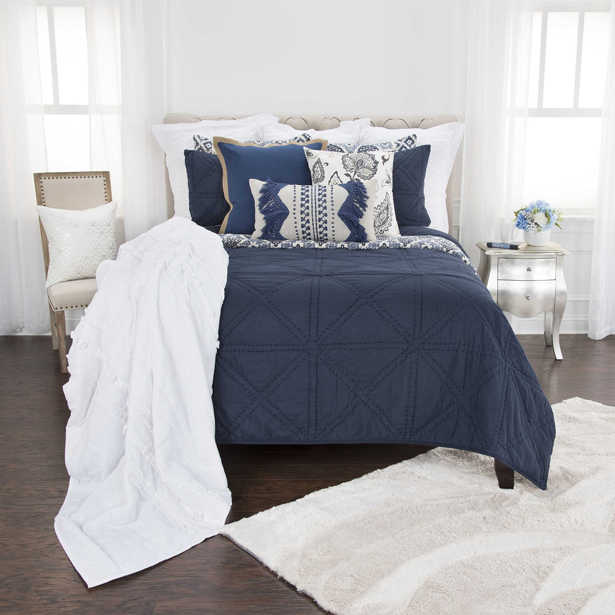 Rizzy Home | BQ4709 | 90&quot;x92&quot; Blue/Neutral/Solid Quilt