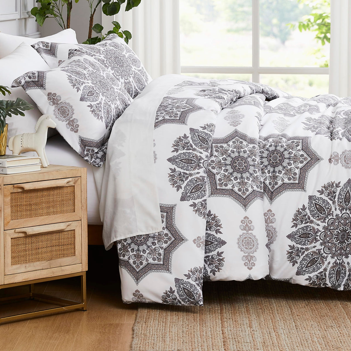 Southshore Fine Living, Inc. Oversized King Sized Comforter Bedding Set, Down Alternative Boho Bedspread, Paisley Floral Print C