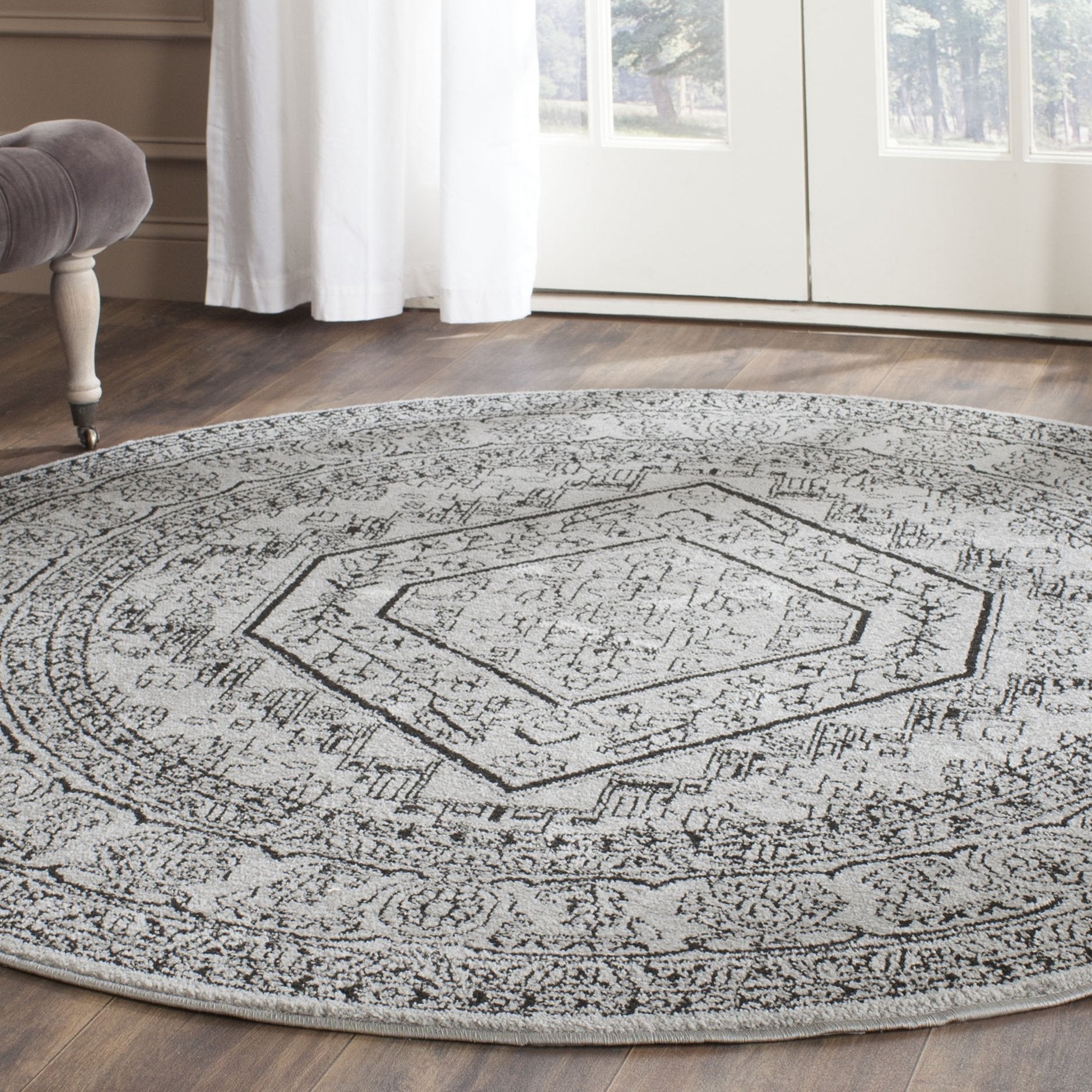 SAFAVIEH Adirondack Collection Area Rug - 4 Round, Silver & Black, Oriental Medallion Design, Non-Shedding & Easy Care, Ideal f