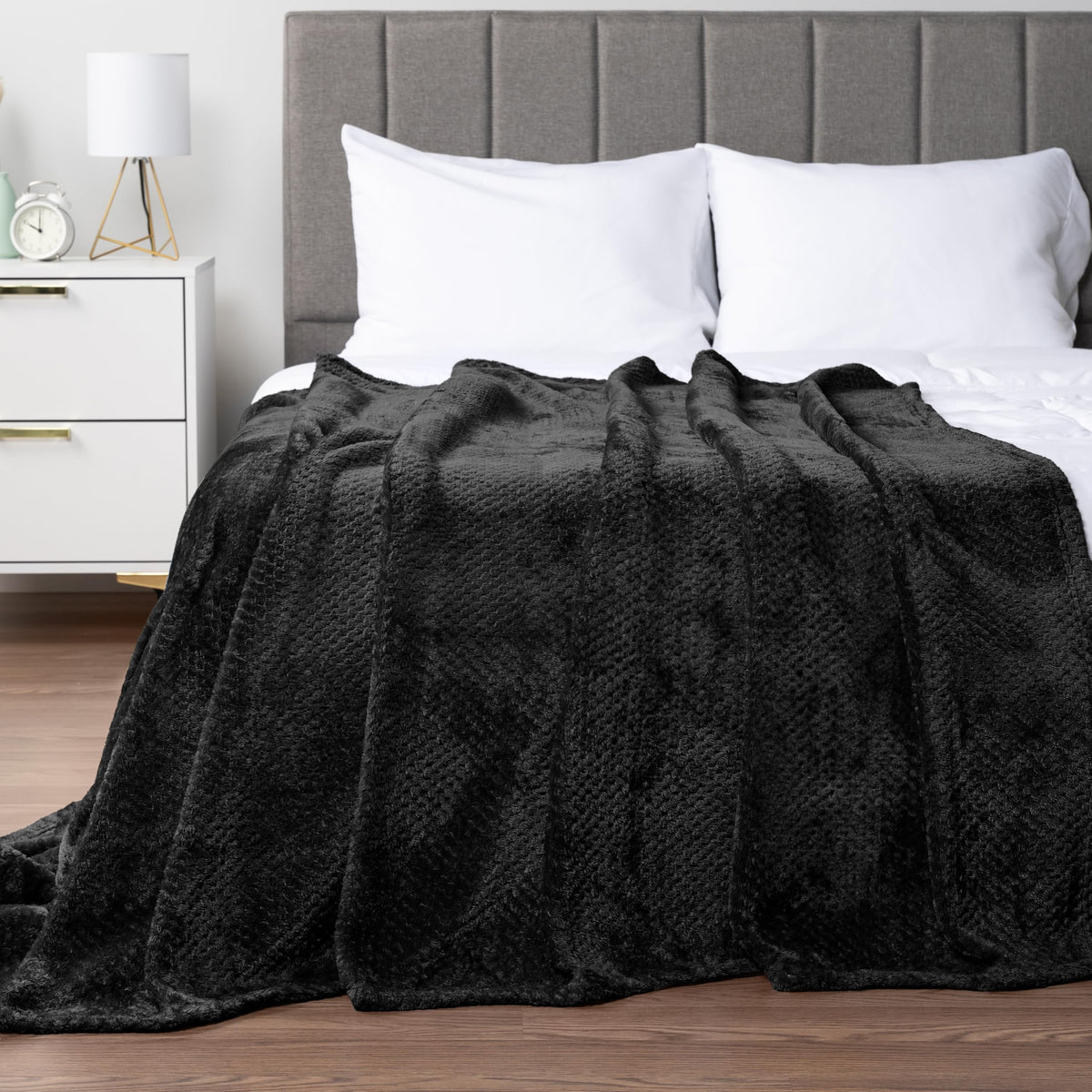 Pavilia Black Throw Blanket For Couch, Twin Bed, Soft Fleece Throws For Sofa Chair, Fuzzy Waffle Textured Blanket, Cozy Warm Lig
