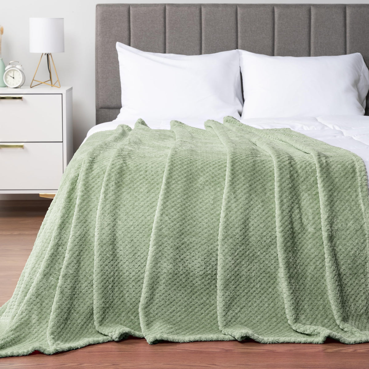 Pavilia Sage Green Throw Blanket For Couch, Twin Bed, Soft Fleece Throws For Sofa Chair, Fuzzy Waffle Textured Blanket, Cozy War