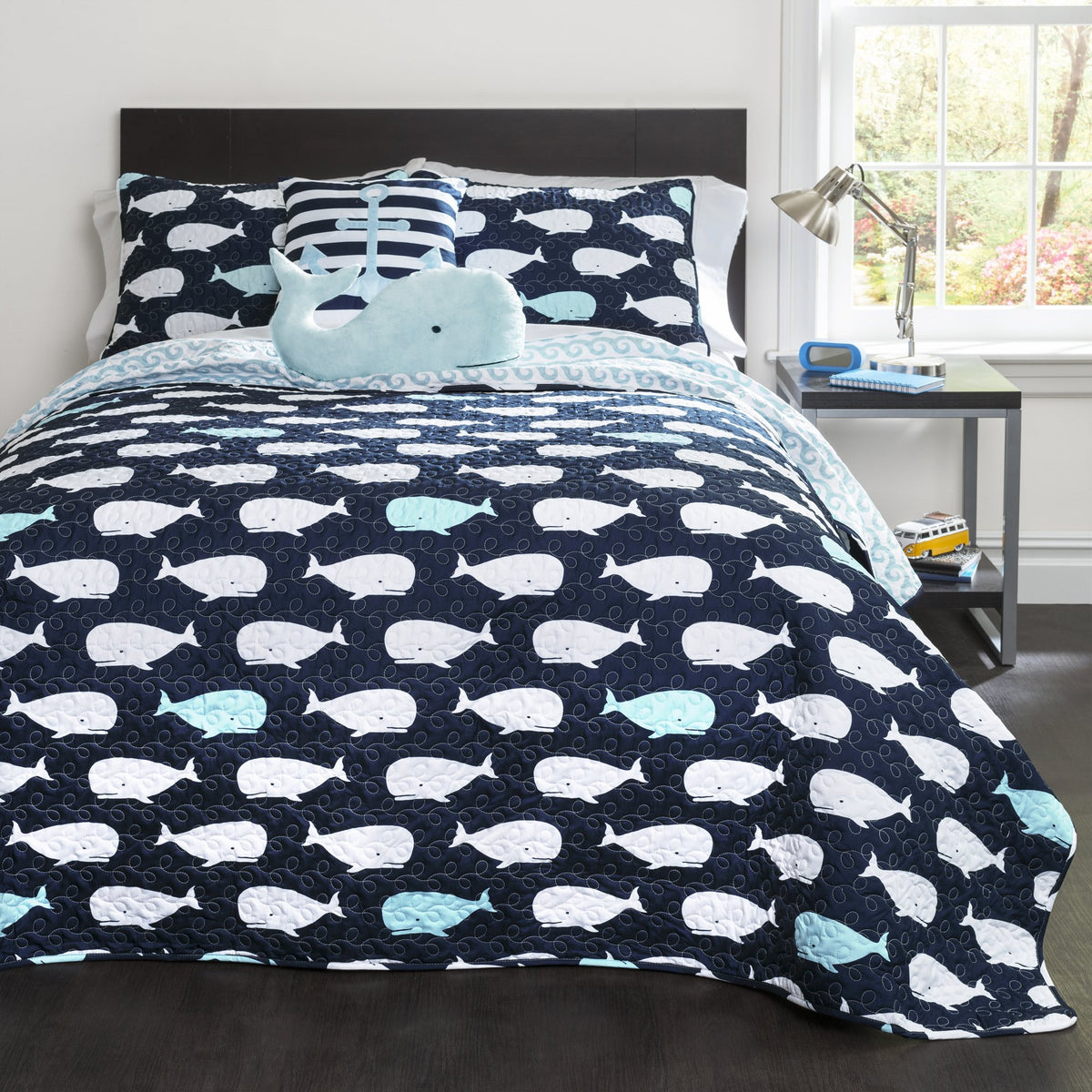 Lush Decor Whale Kids Reversible 5 Piece Quilt Bedding Set With Sham And Decorative Throw Pillows, Full/Queen, Navy