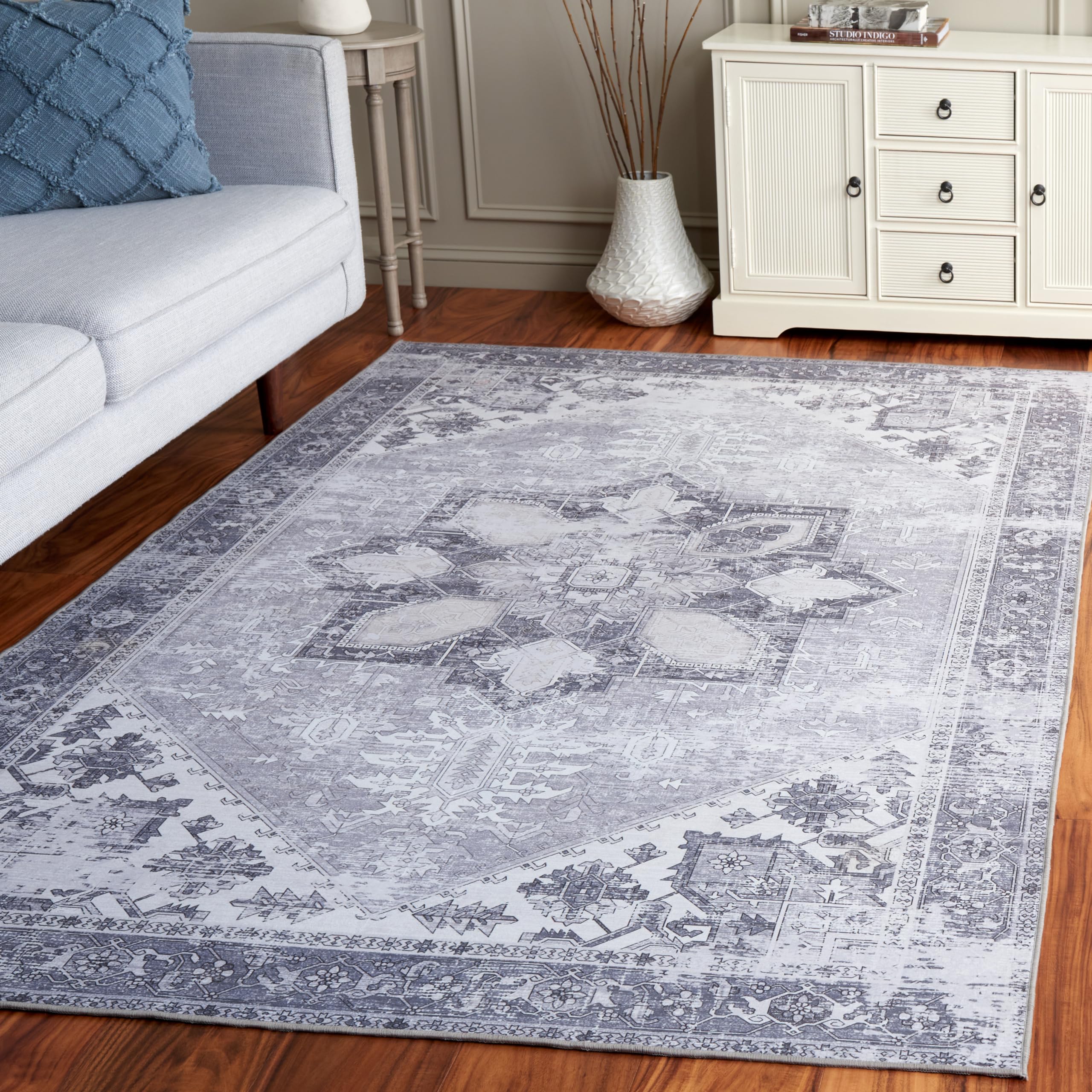 SAFAVIEH Tucson Collection Area Rug - 5 x 8, Light Grey, Shabby Chic Design, Machine Washable & Slip Resistant, Ideal for High