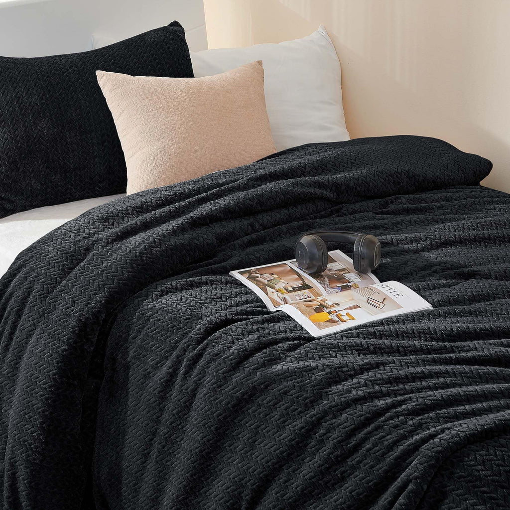 ChiXpace Fluffy Twin Comforter Set - Furry Black Leaves Pattern Faux Fur Bed Set, Winter Ultra Soft Fuzzy Comfort Set, Velvet Be